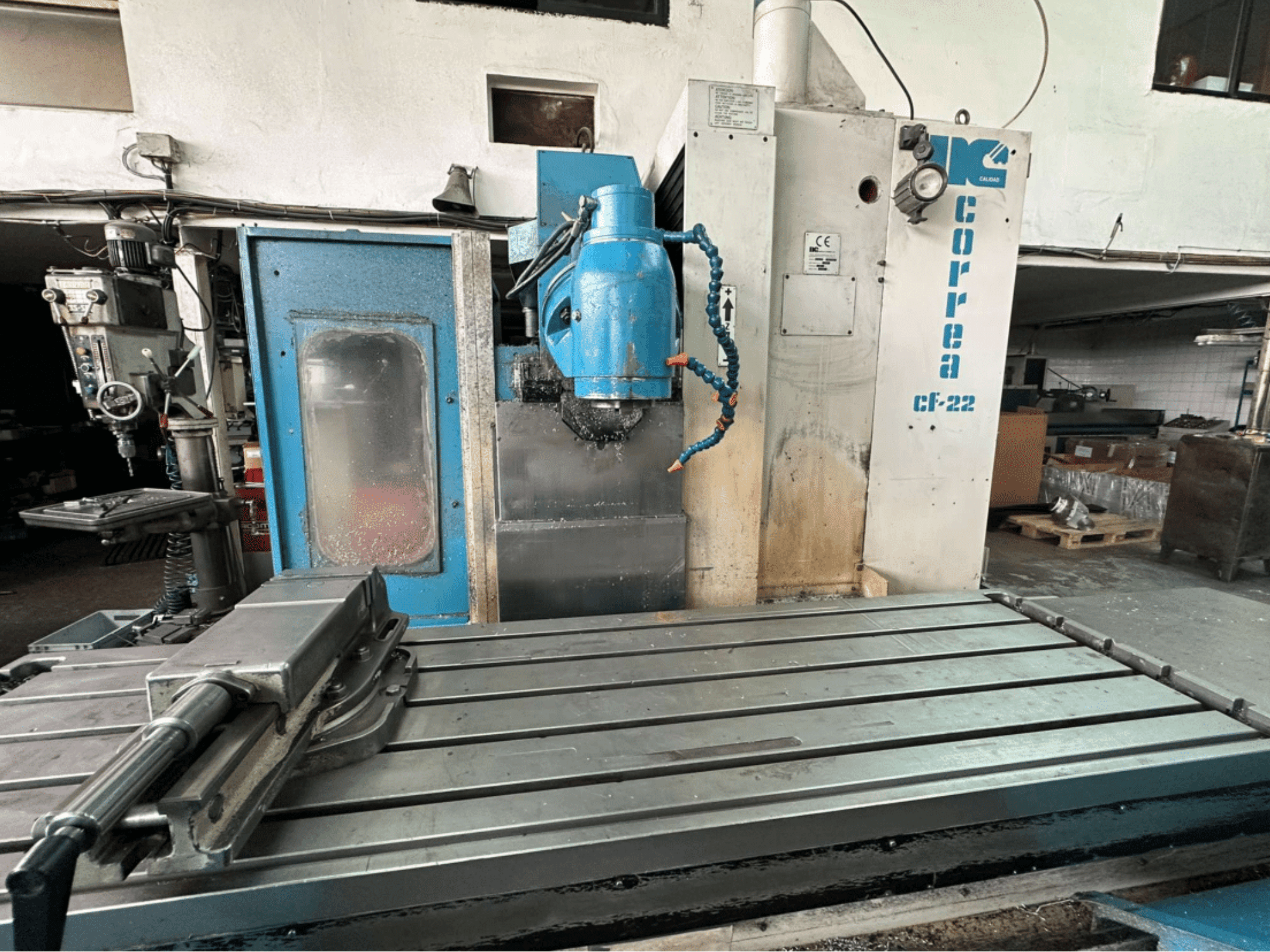 Correa CF-22 freze makinesi, önden görünüm; metal bir çalışma tablası ve düğmeli mavi ve beyaz kontrol paneline sahiptir.