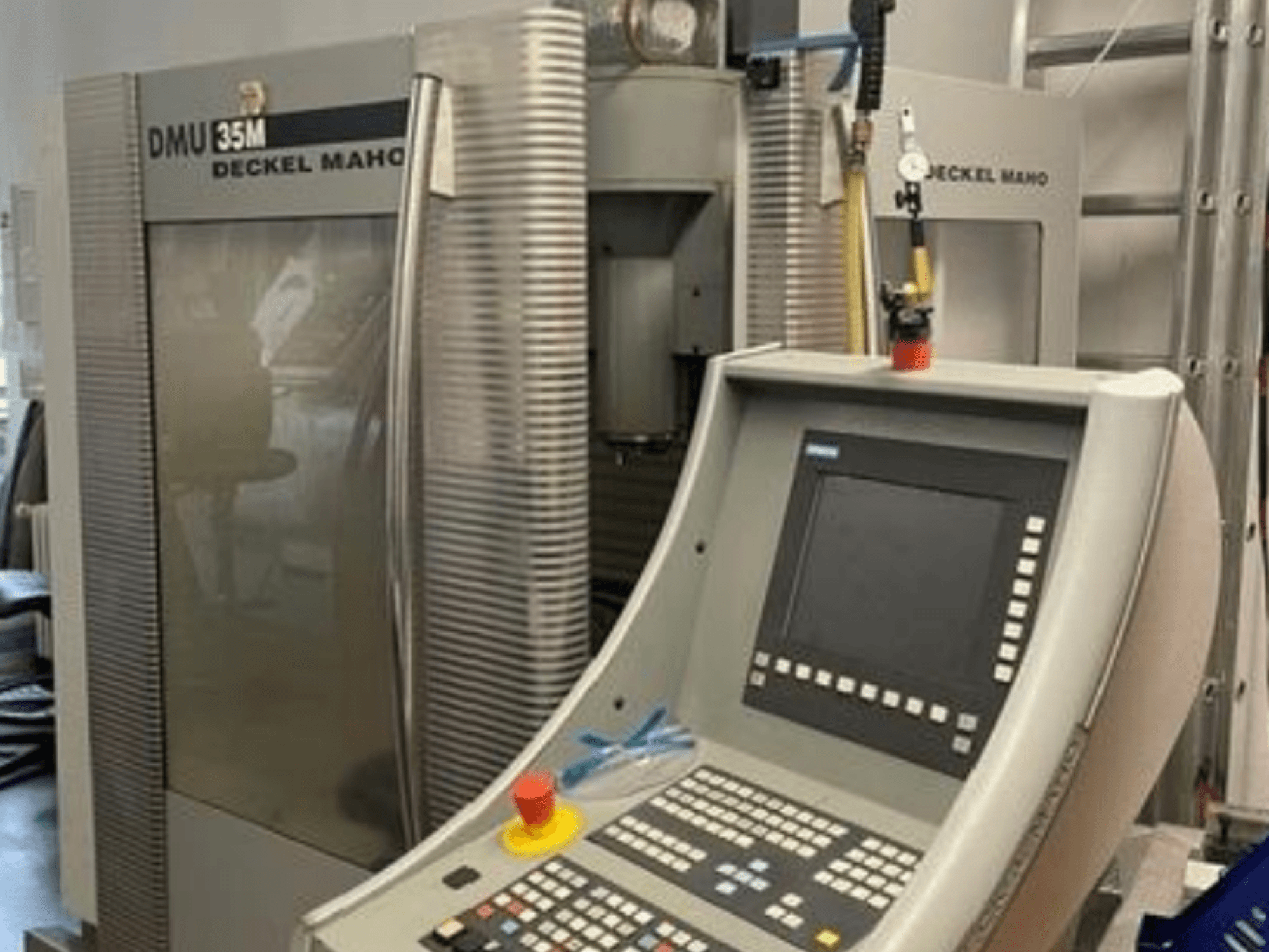DECKEL MAHO DMU 35M evrensel işleme merkezinin, kontrol paneli ve makine detaylarını gösteren önden görünüşü.