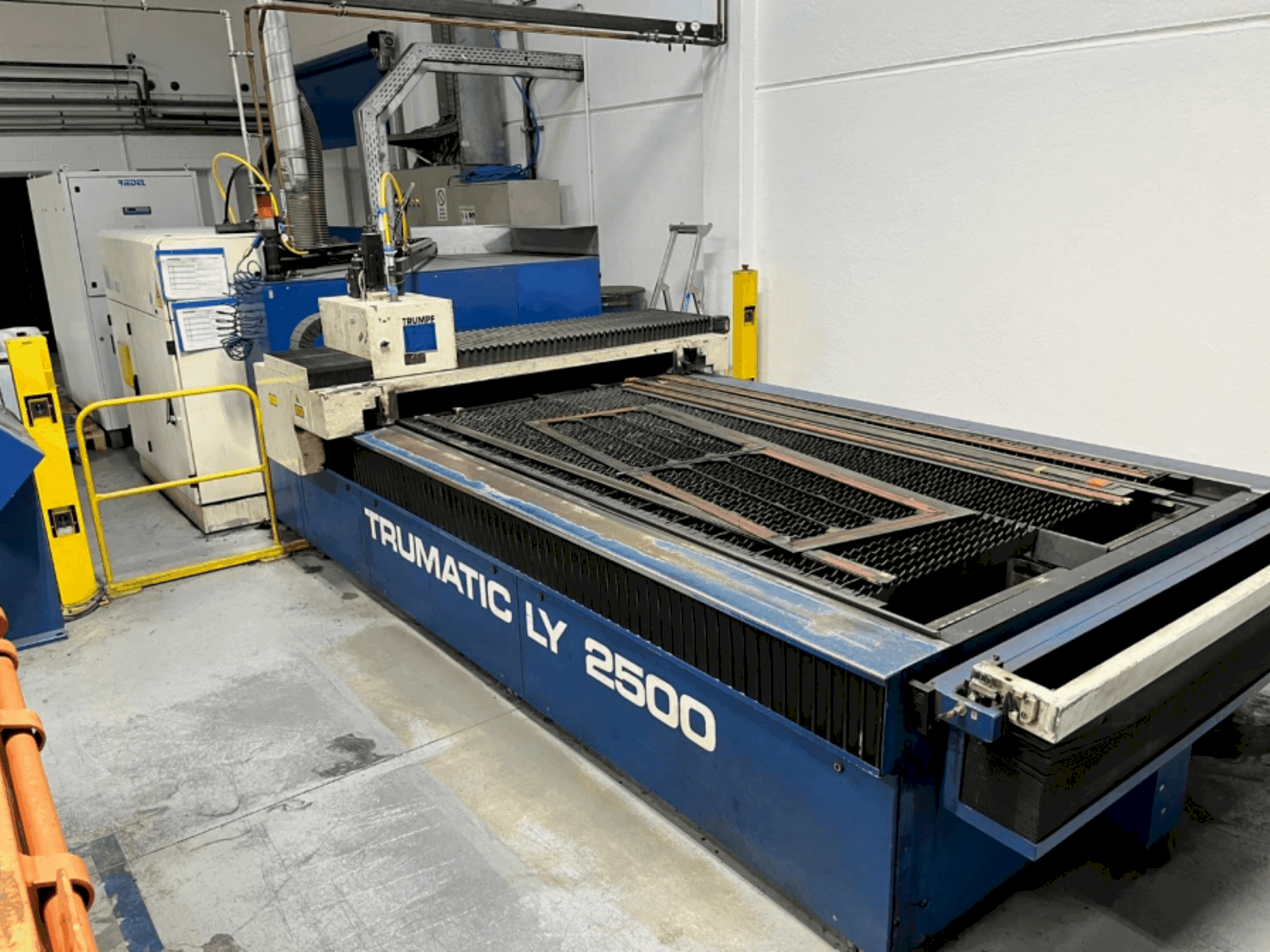 Makine TRUMPF Trumatic LY2500 - Önden görünüm