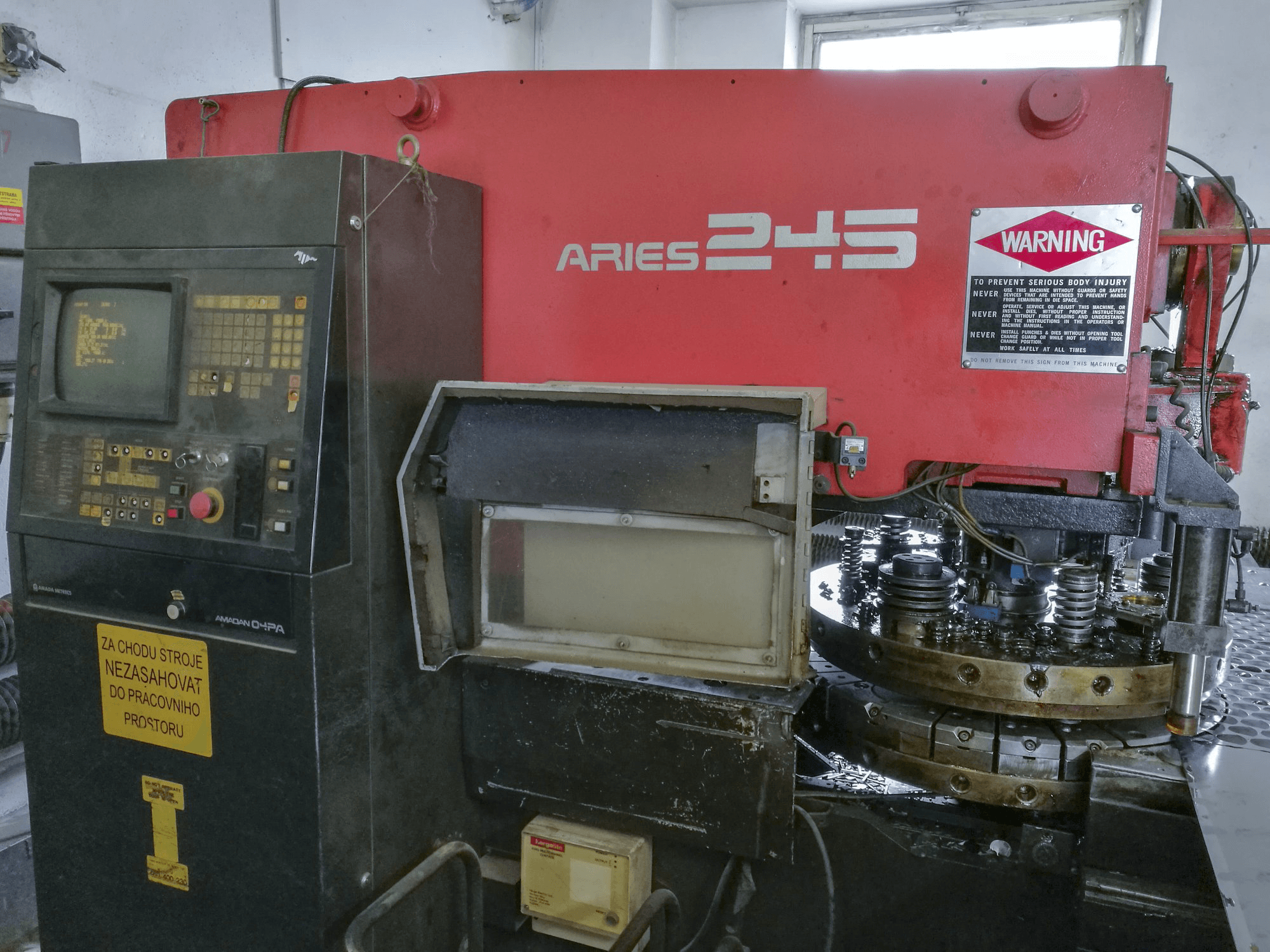 Makine AMADA - Önden görünüm ARIES 245