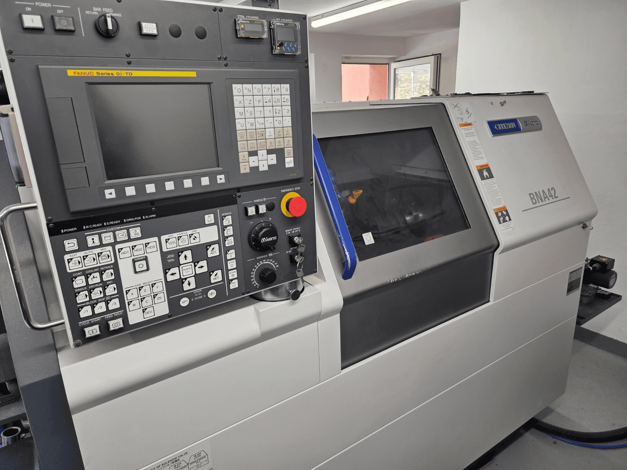 Miyano BNA42S2 yatay torna tezgahı; FANUC Oi-TD Serisi arayüzü ve ekranını içeren kontrol panelini gösteren önden görünüm.