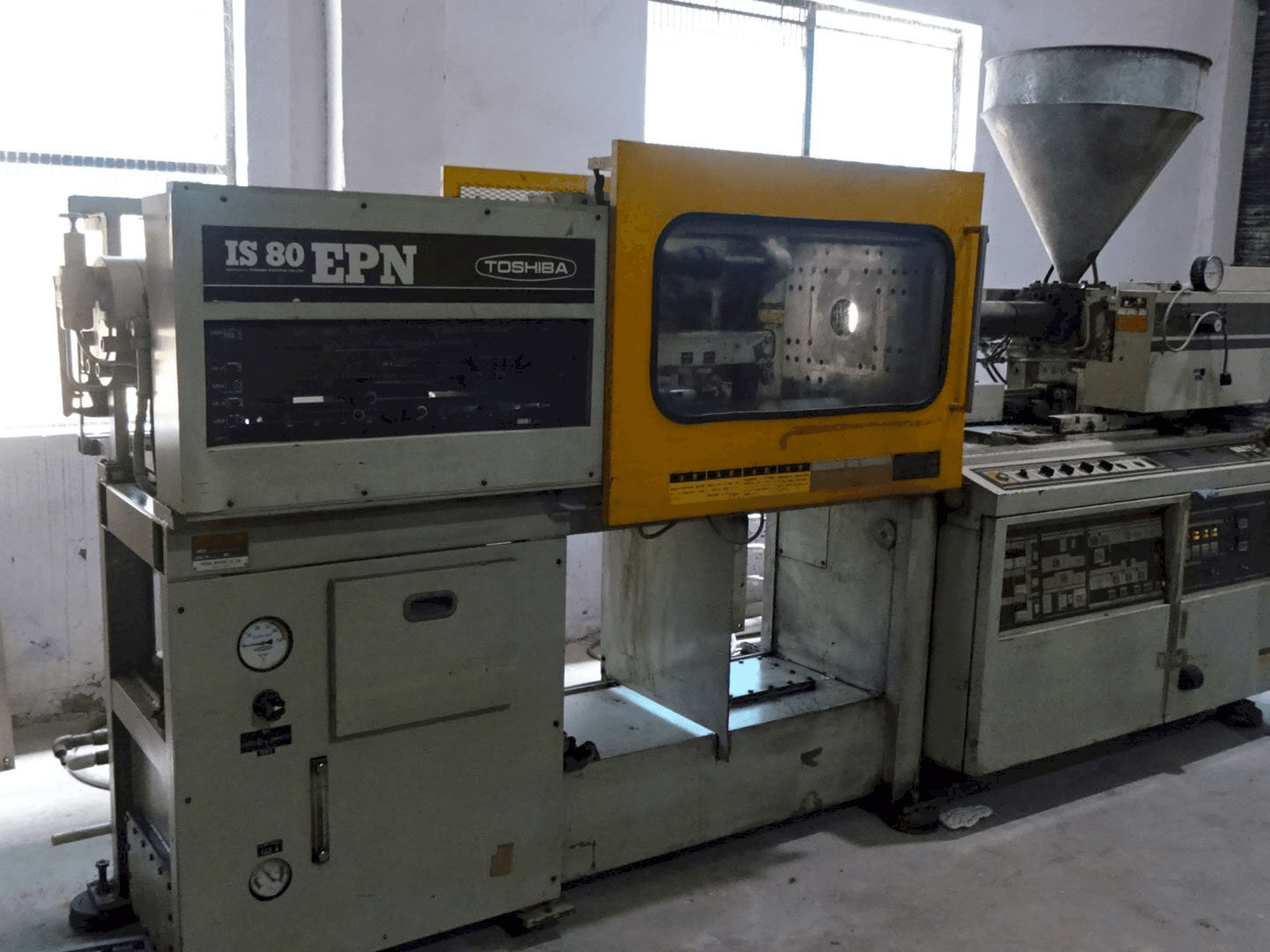 Makine Toshiba - Sol görünüm IS 80 EPN 2A