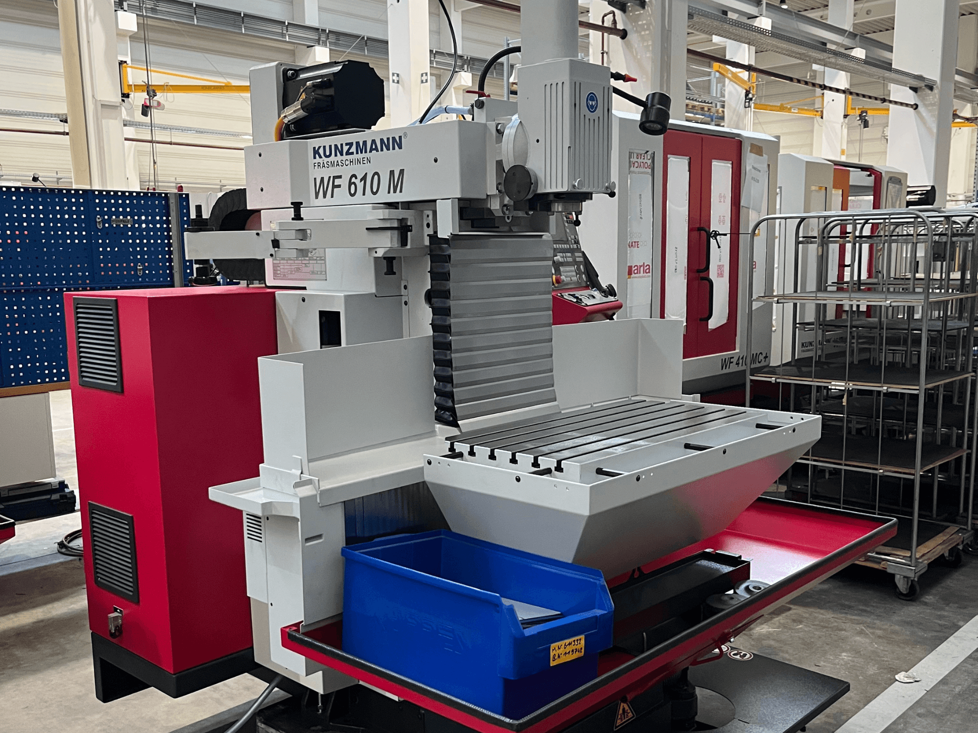 KUNZMANN WF 610 M çok amaçlı işleme merkezi, önden görünüm; takım tutucu, yatay tabla ve mavi saklama kutusu ile donatılmıştır.