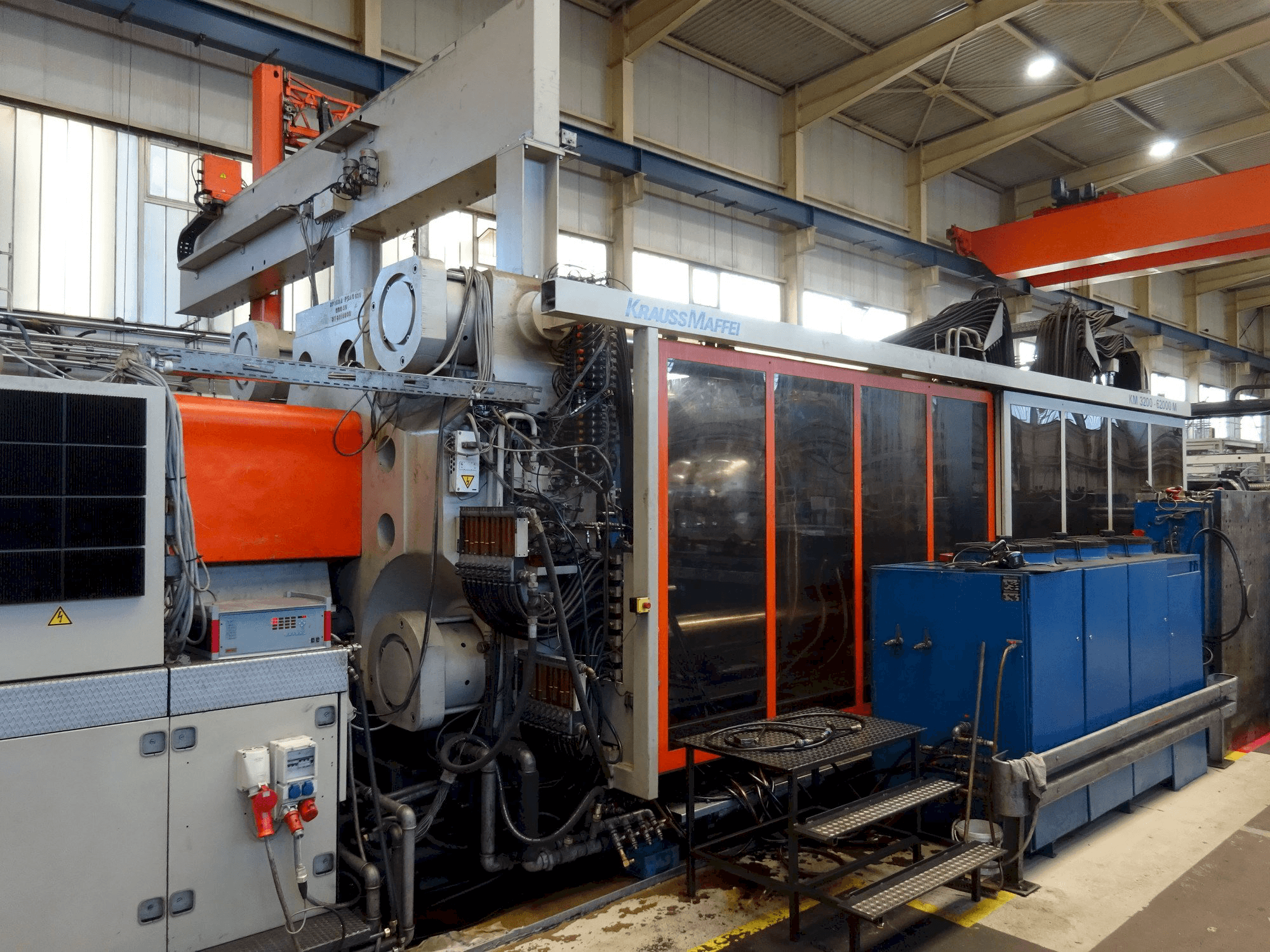 Makine Krauss Maffei 3200-62000 M - Önden görünüm
