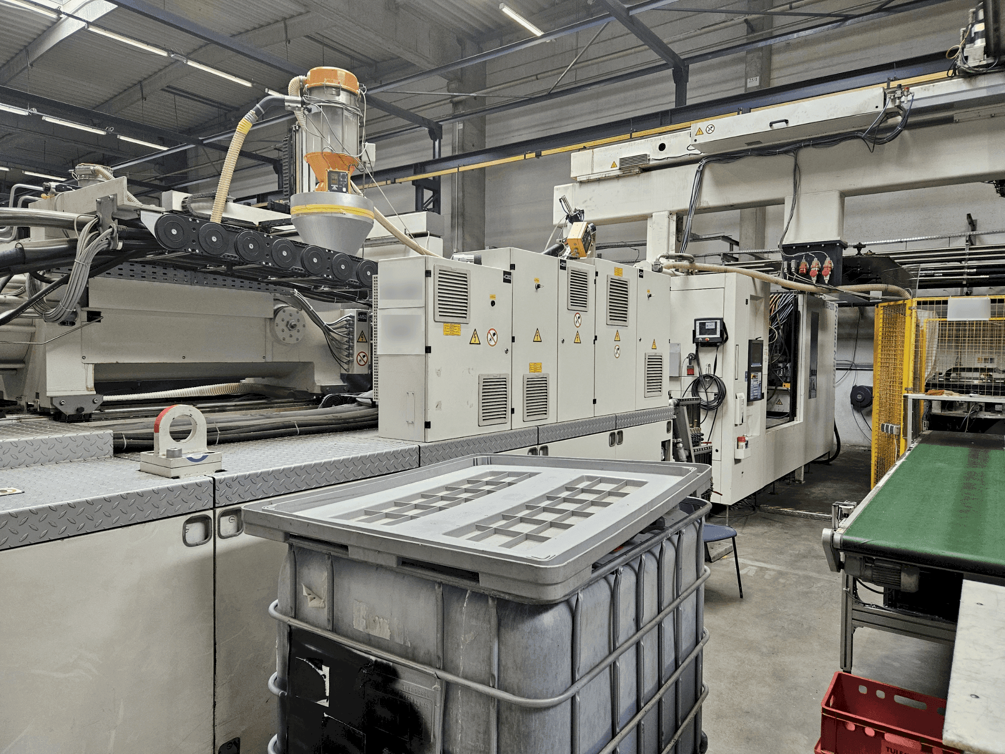 Makine Krauss Maffei 850-12000 MX - Önden görünüm