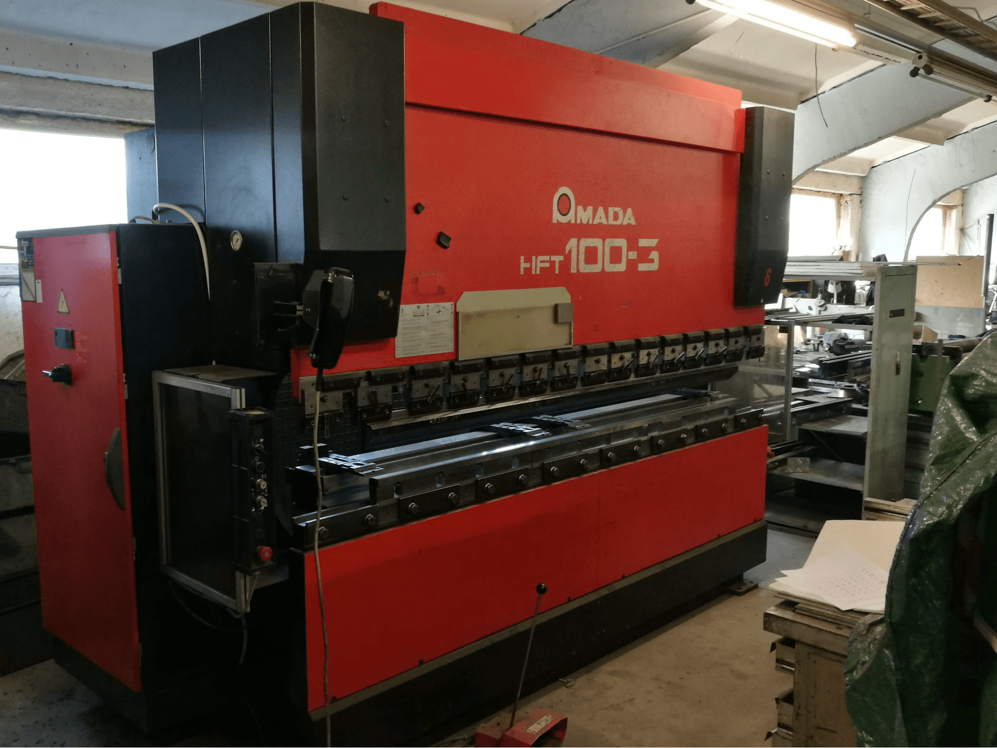 Makine AMADA - Sol görünüm HFT 100-3
