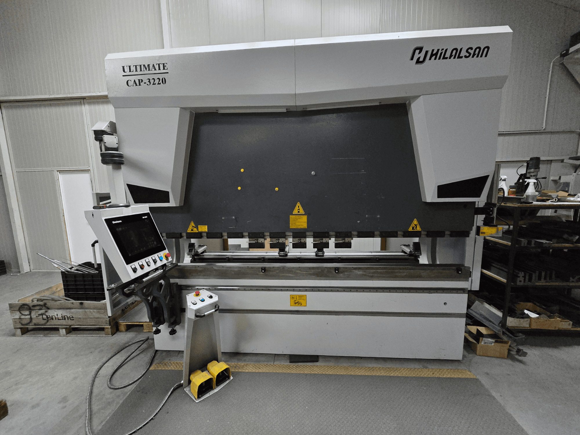 Hilalsan'dan Ultimate CAP-3220, kontrol paneli ve ayak pedalları görünen bir metal bükme makinesinin önden görünümü.