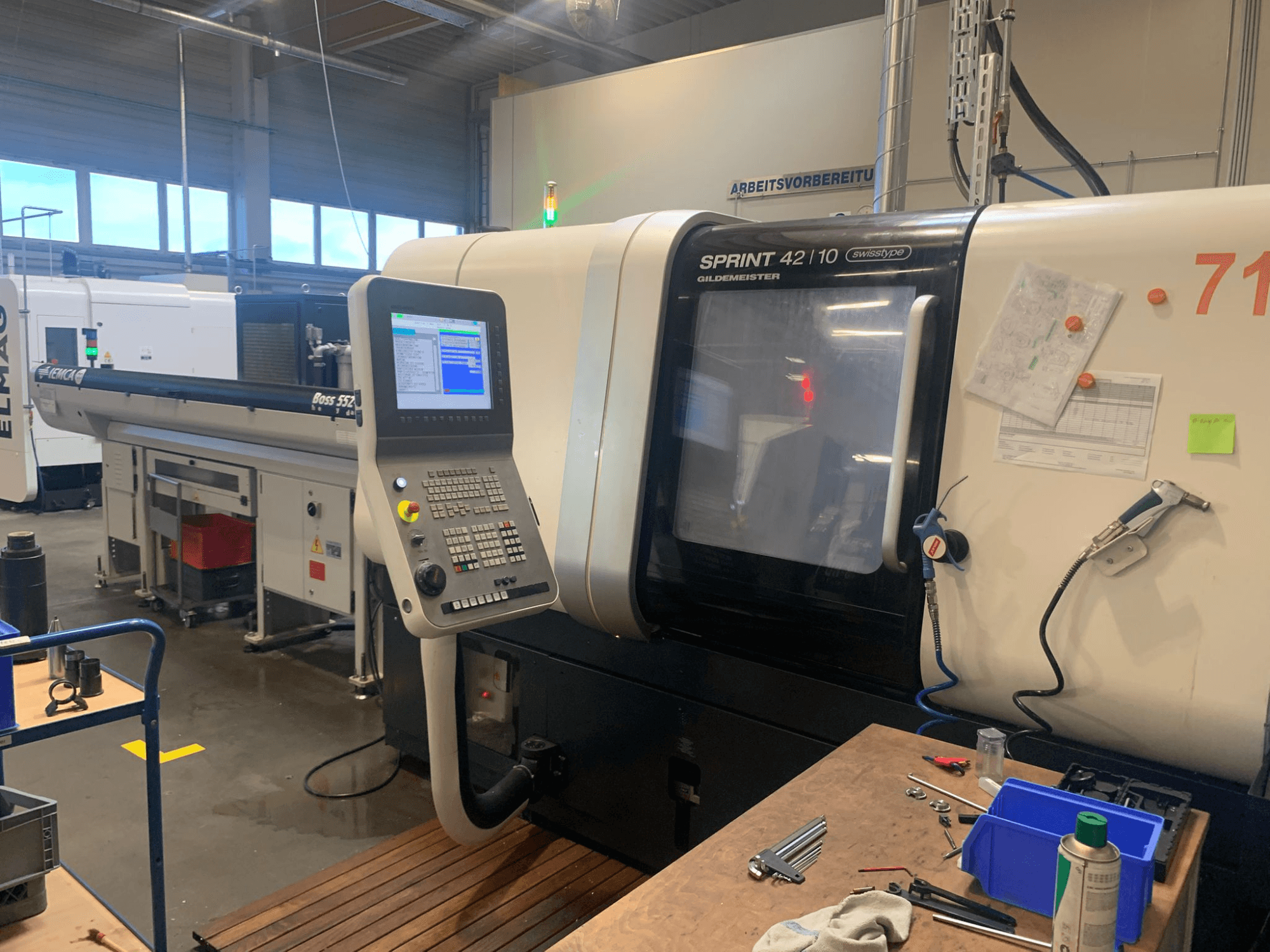DMG MORI Sprint 42/10 lineer İsviçre Tipi Torna Makinesi, önden görünüm, kontrol paneli ve çalışma alanı dağınıklığı.