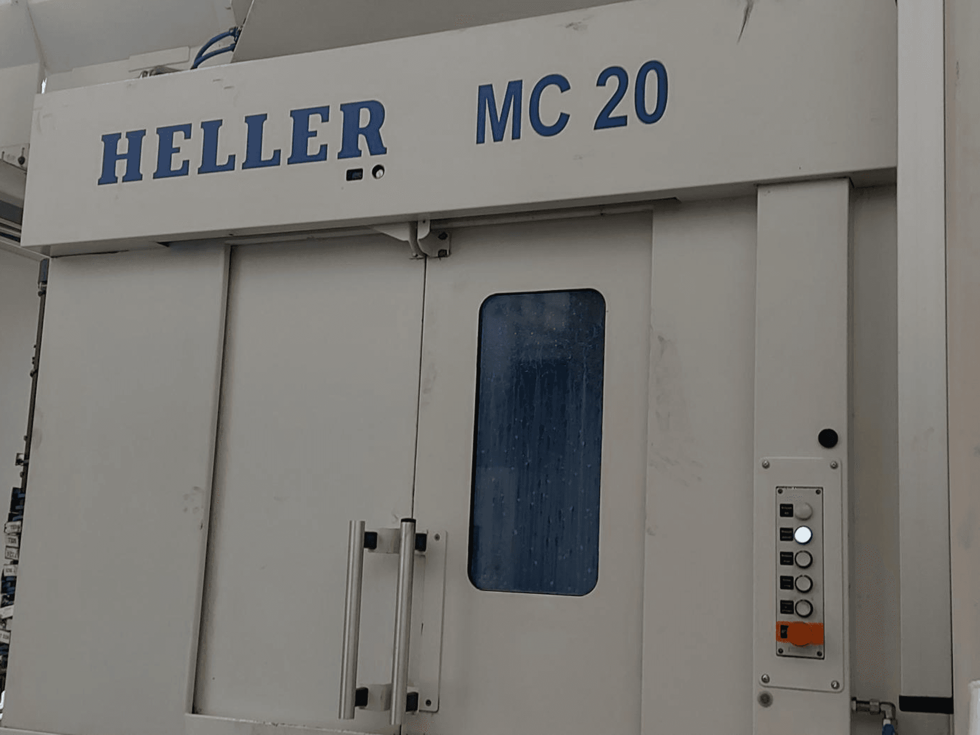 HELLER MC 20 Yatay İşleme Merkezinin kontrol panelini ve ön penceresini gösteren önden görünümü.
