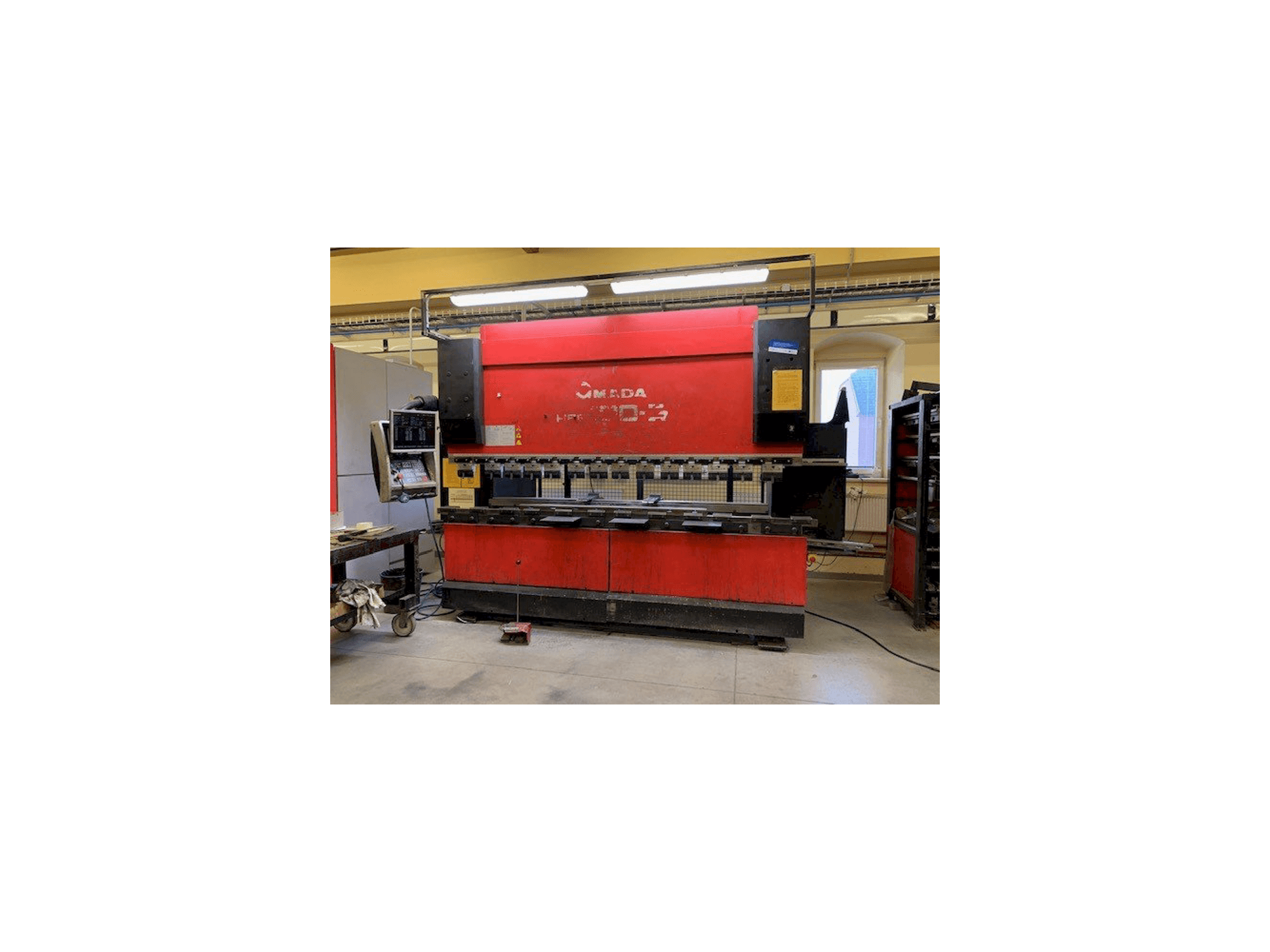 Makine AMADA HFE 100-3 - Önden görünüm