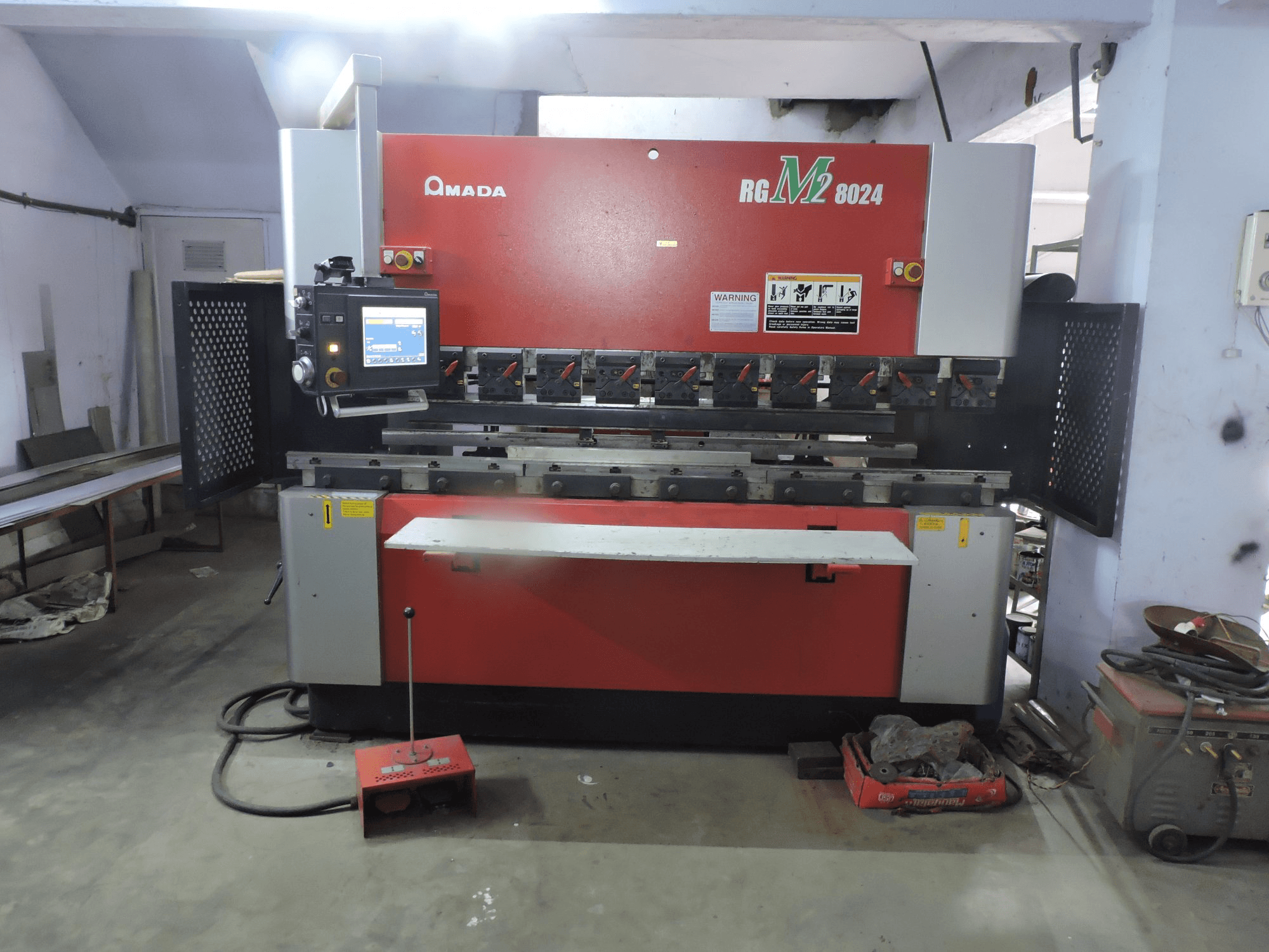 Makine AMADA - Önden görünüm RG-M2 8024