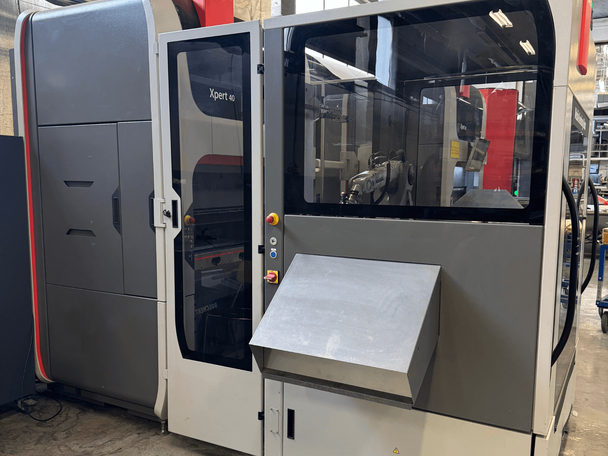 Bystronic Xpert 40/1030 abkant presin önden görünümü, kontrol paneli, cam muhafaza ve temiz tasarım özellikleri.
