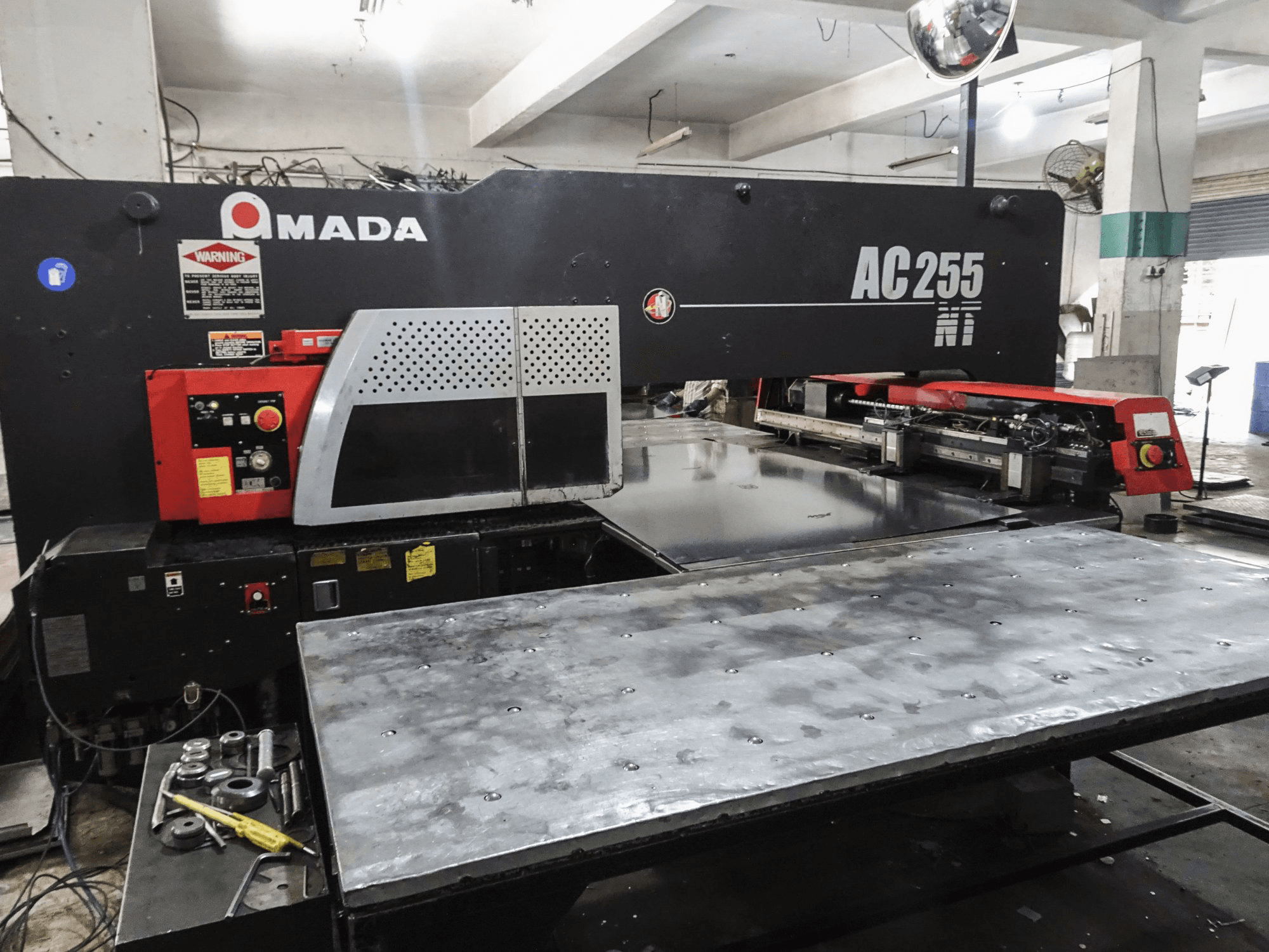 Makine AMADA - Önden görünüm AC 255NT