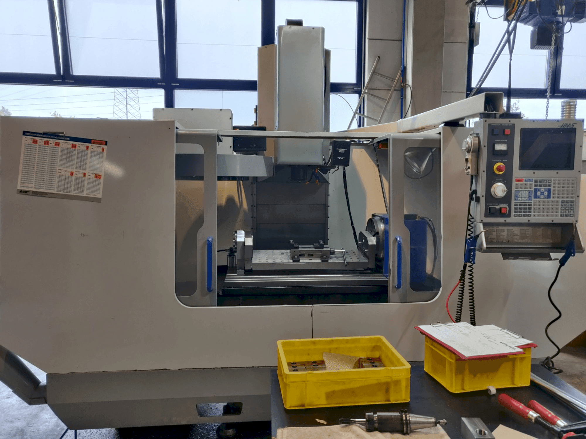 Makine MIKRON VCE 1300/40 (2001) - Önden görünüm