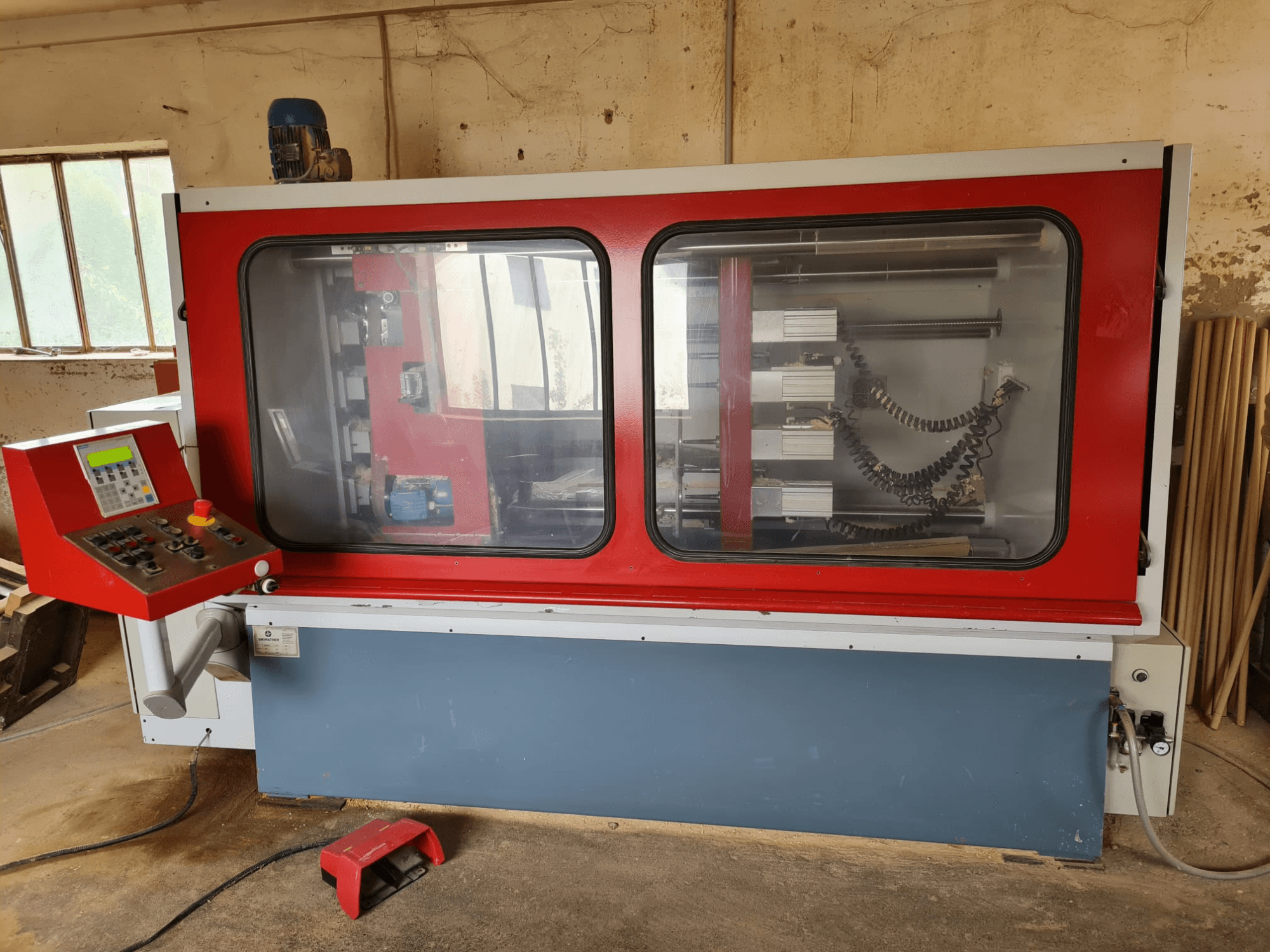 WEIRATHER KS1300/4 ahşap değirmeninin önden görünümü, kontrol paneli, şeffaf muhafazası ve görünür iç bileşenleri.