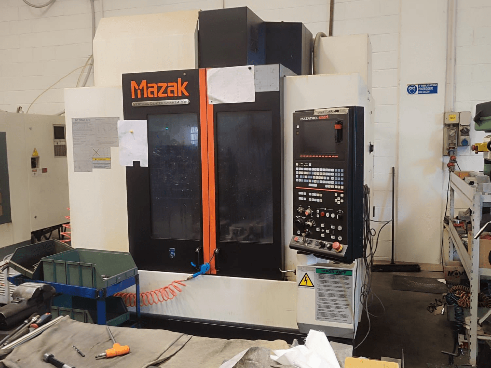 Mazak VCS 430A dik işleme merkezi, atölye ortamında kontrol panelini ve çalışma ayrıntılarını gösteren önden görünüm.