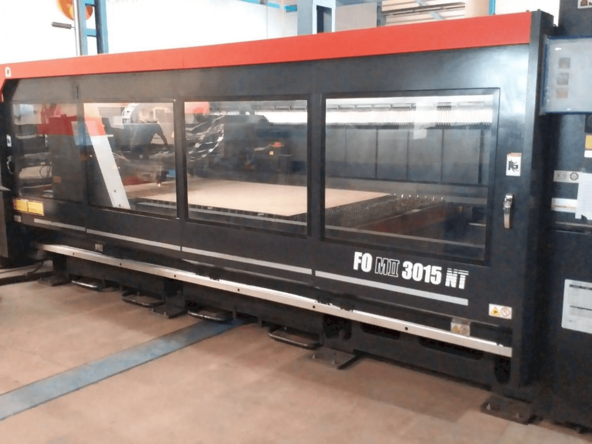 Makine AMADA F0M2 3015 MT - Önden görünüm