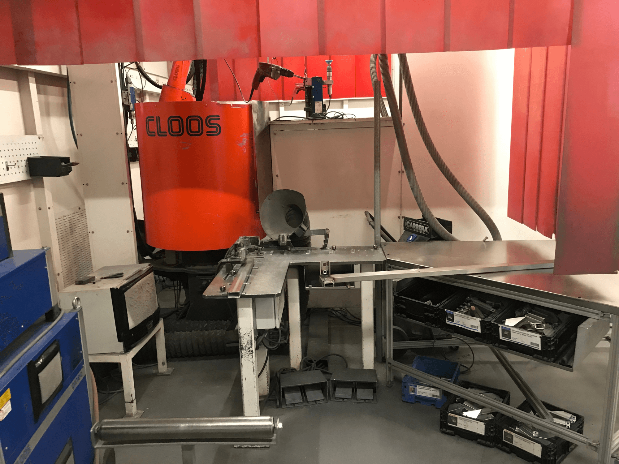 DESSAUER’in Kaynak Atölyesi Sistemi; atölye ortamında robot kolu, metal işleme tezgahı ve depolama alanlarını gösteren önden görünüm.