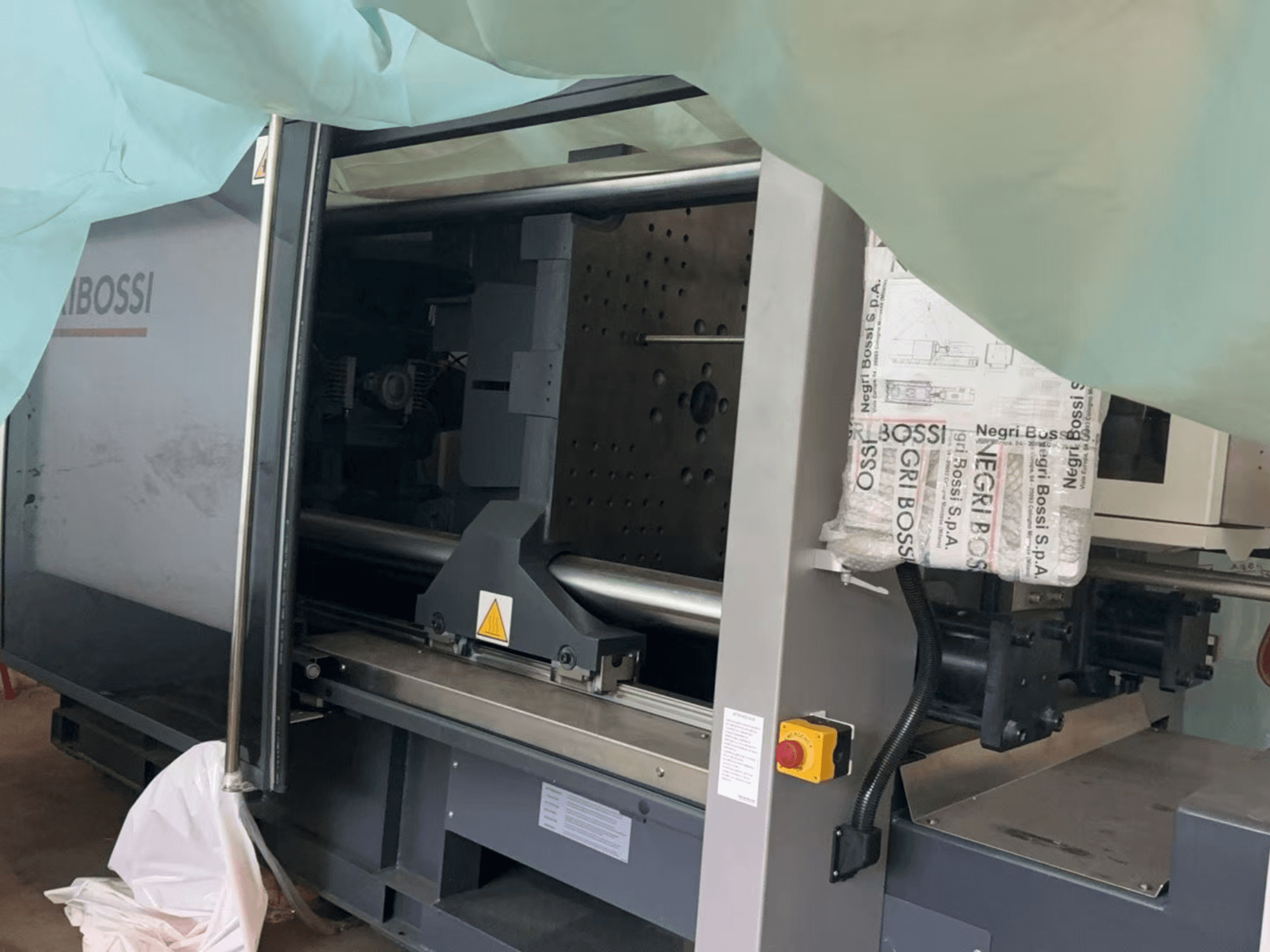 Negri Bossi NOVA e350T H1550 elektrikli enjeksiyon kalıplama makinesi, yandan görünüm, açık kapı ve iç bileşenleri gösterir.