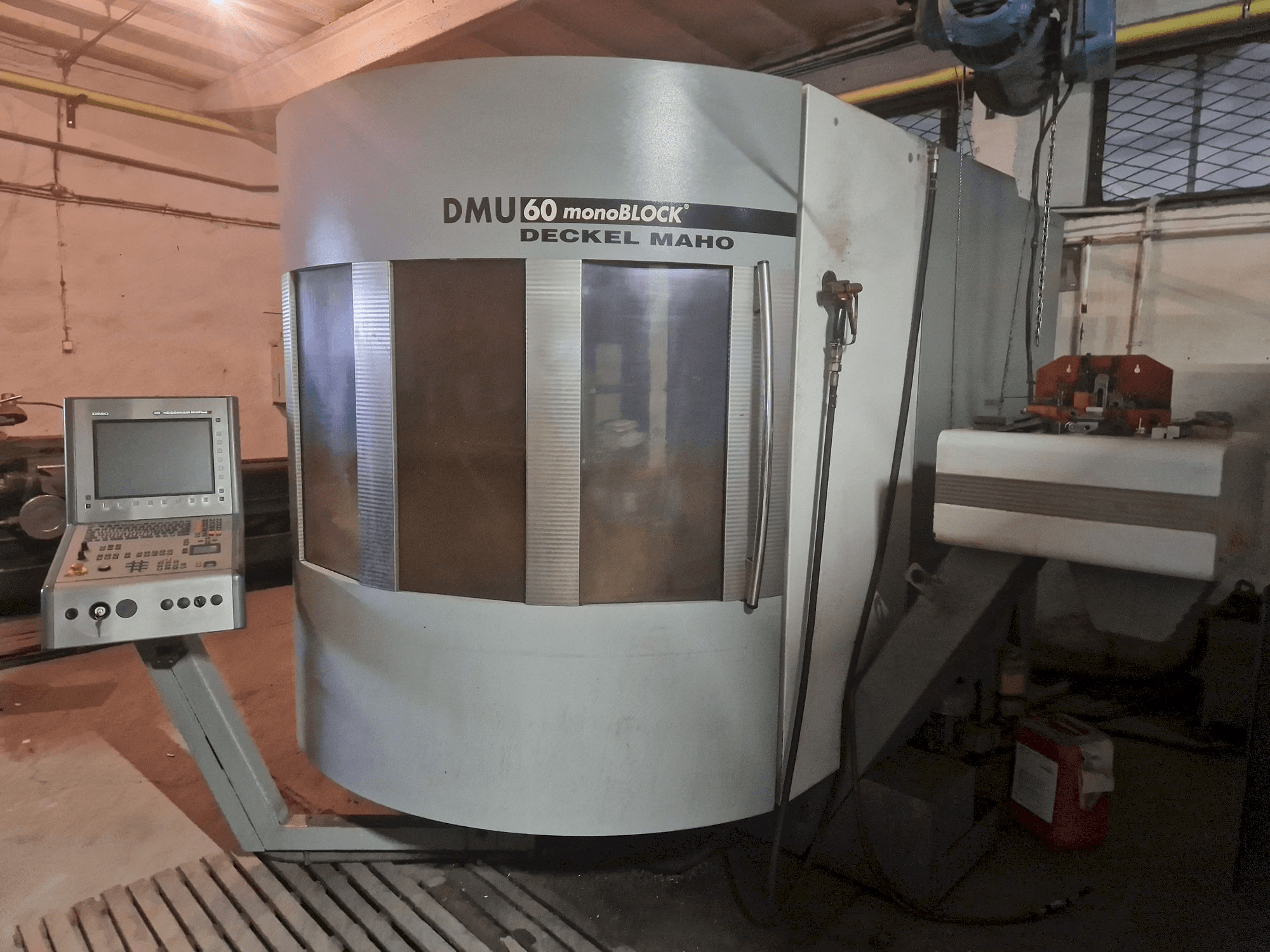 Makine DECKEL MAHO DMU 60 monoBLOCK - Önden görünüm