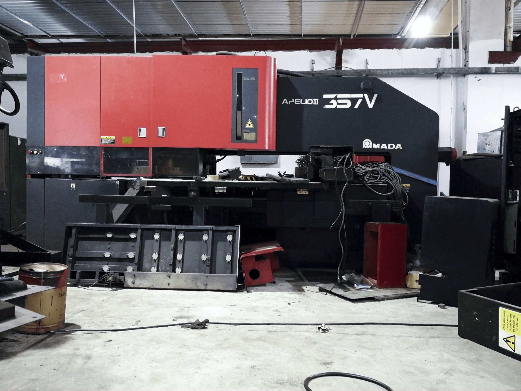 Makine AMADA - Önden görünüm APELIO III-357V