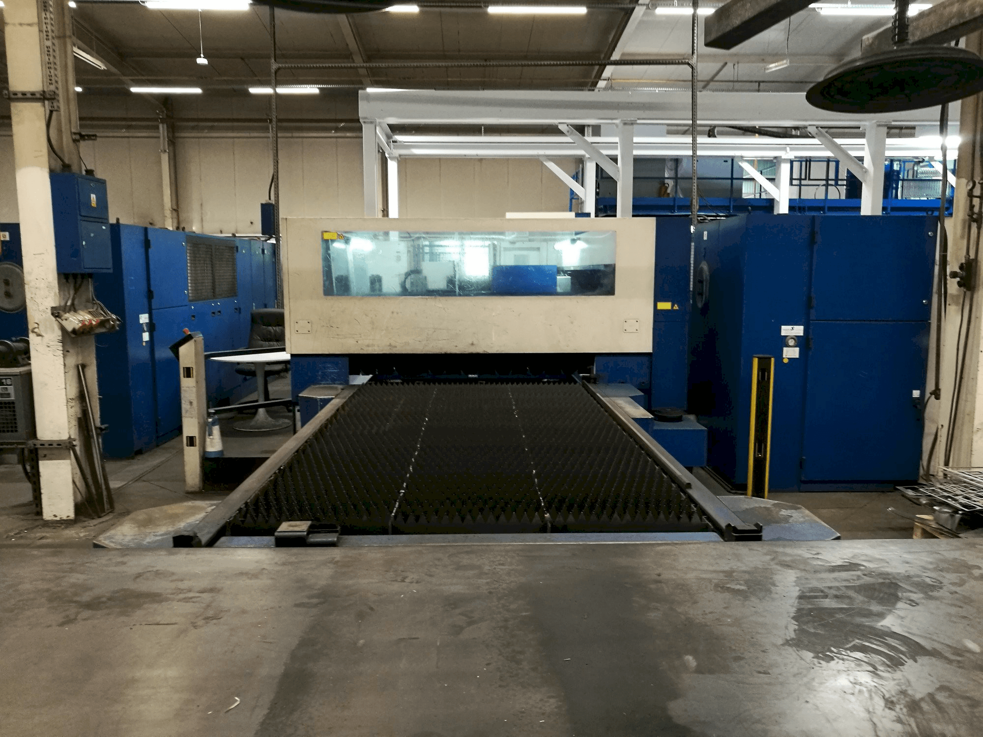 Makine Trumpf Trumatic L3050 - Önden görünüm