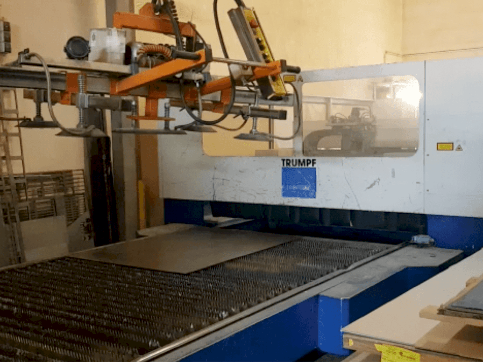 Makine Trumpf Trumatic L3030 - Önden görünüm