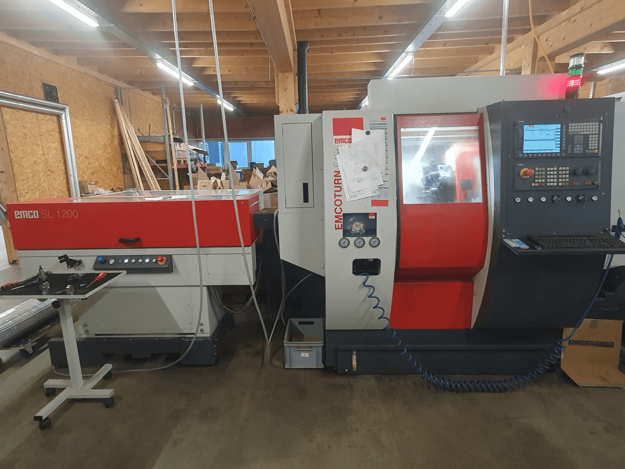 EMCO SL 1200 CNC torna tezgahı ve EMCOturn; atölye ortamında kontrolleri, ekranları ve çalışma göstergelerini gösteren önden görünüm.
