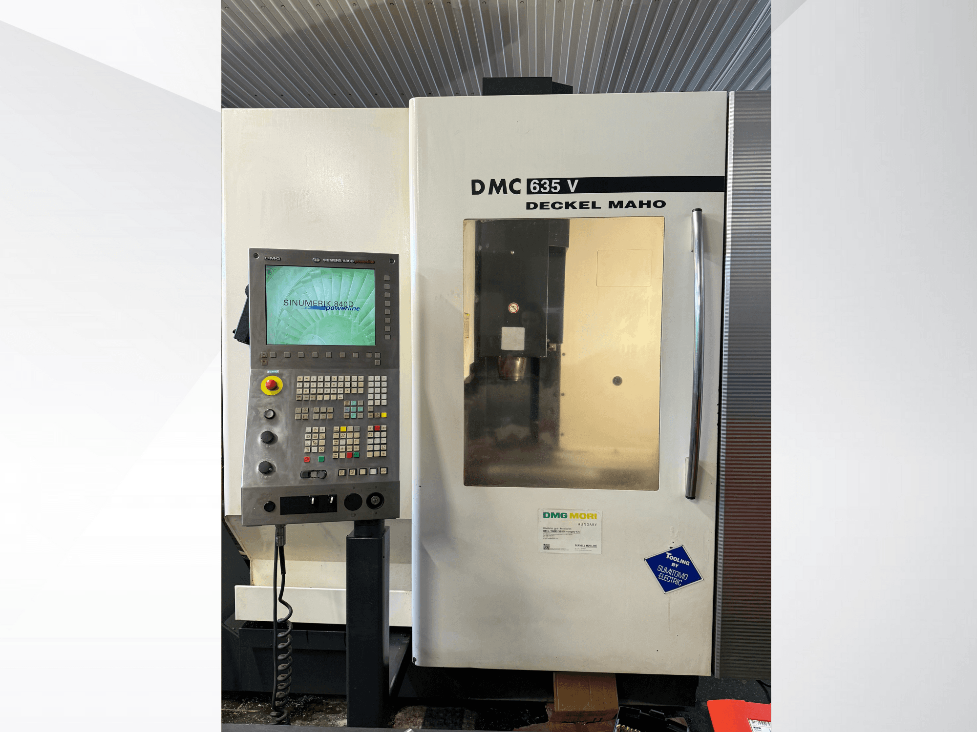 DMG Mori DMC 635 V freze makinesi, kontrol paneli, önden görünüm, Sinumerik ekran ve çeşitli çalıştırma düğmelerine sahiptir.