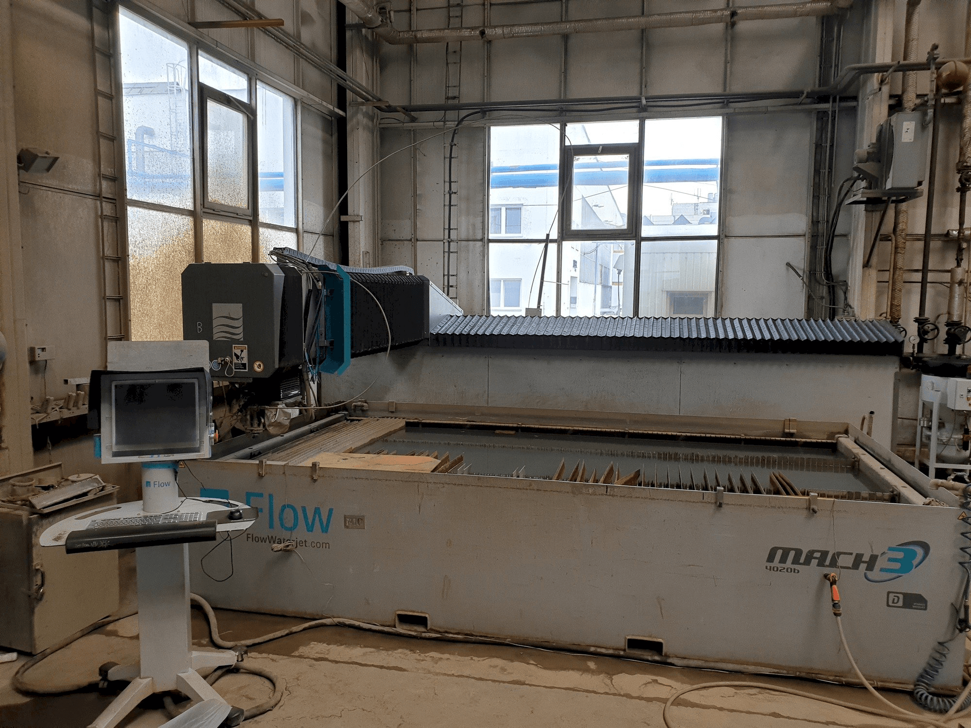 Makine Flow Mach 3-4020B - Önden görünüm