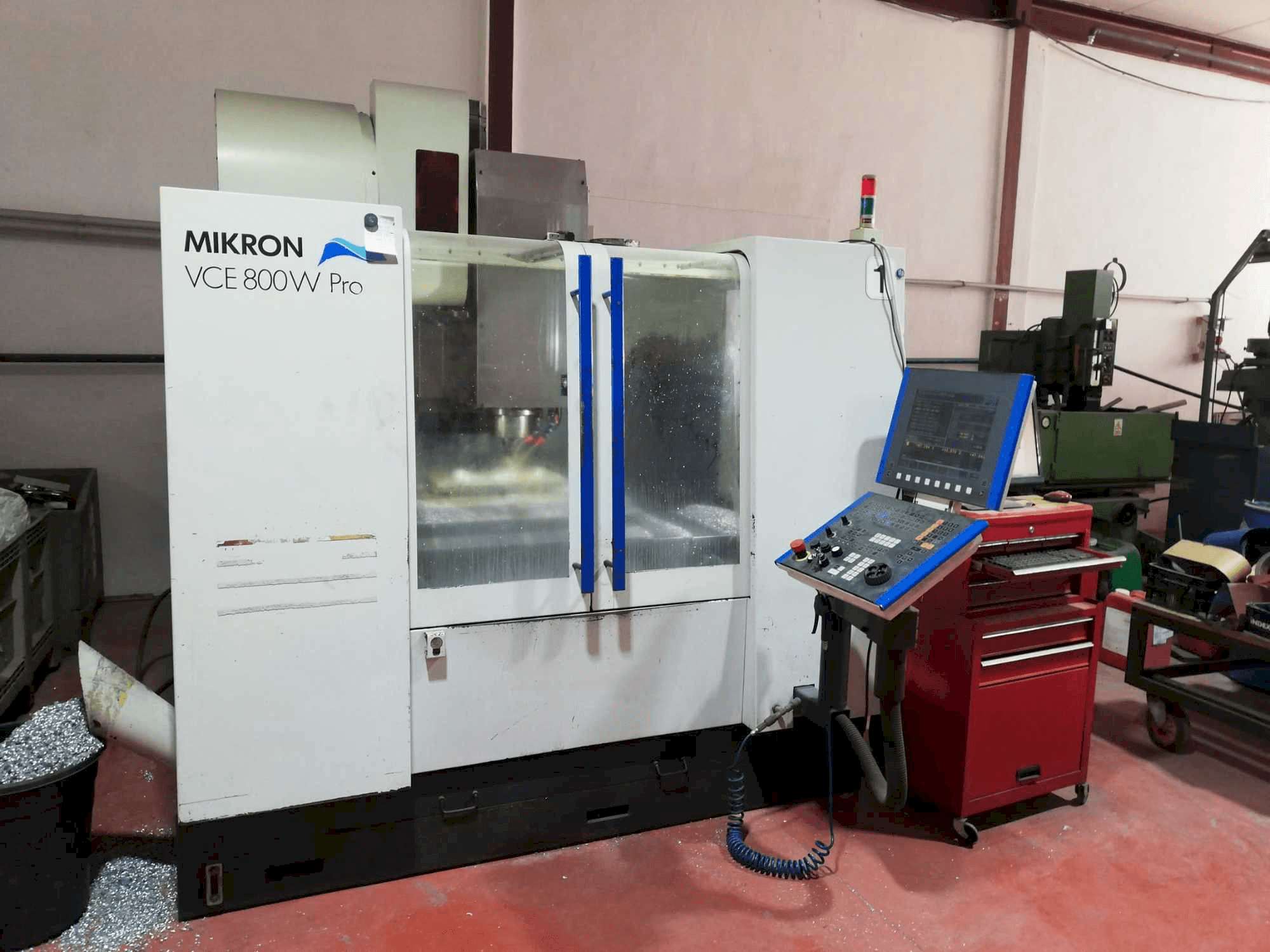 Makine MIKRON VCE 800W Pro - Önden görünüm