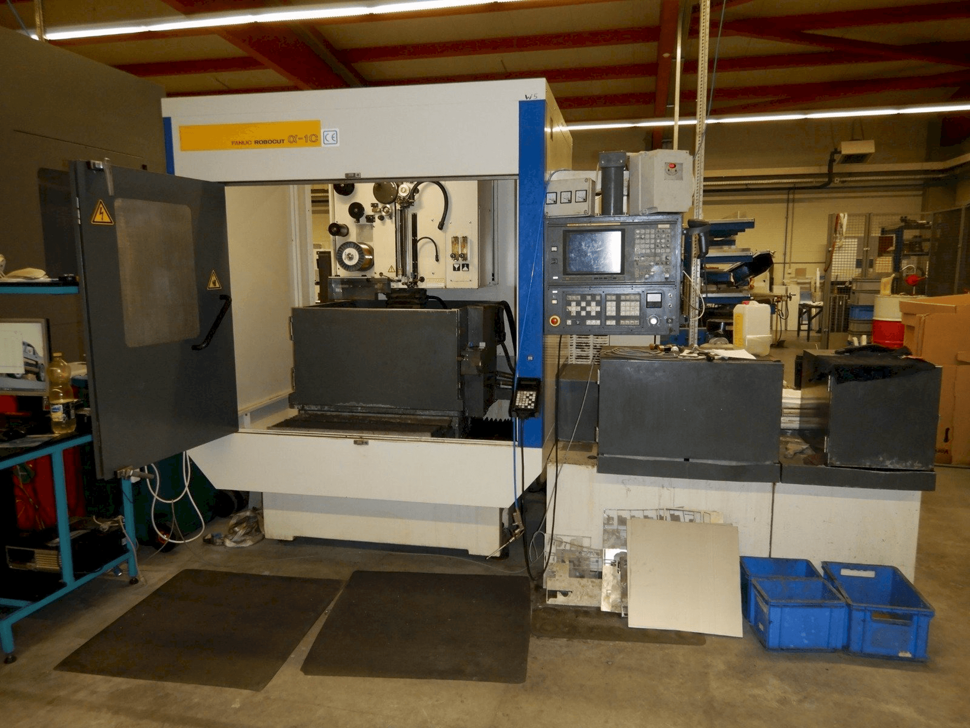 Makine FANUC ROBOCUT ALPHA 1C - Önden görünüm
