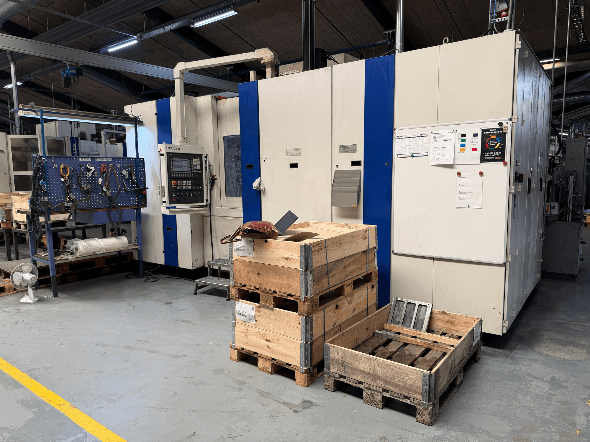 YATAY İŞLEME MERKEZİ HELLER MCH 250 atölyede, ahşap paletler ve alet rafı görünür şekilde yandan görünüm.