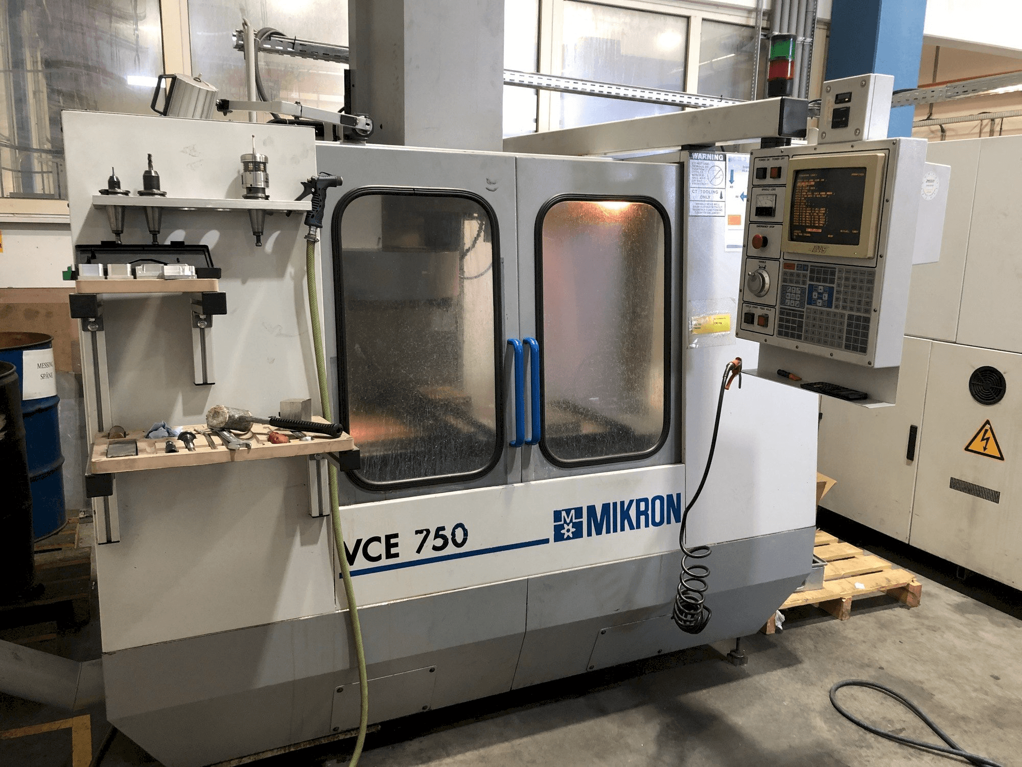 Makine MIKRON VCE 750 - Önden görünüm