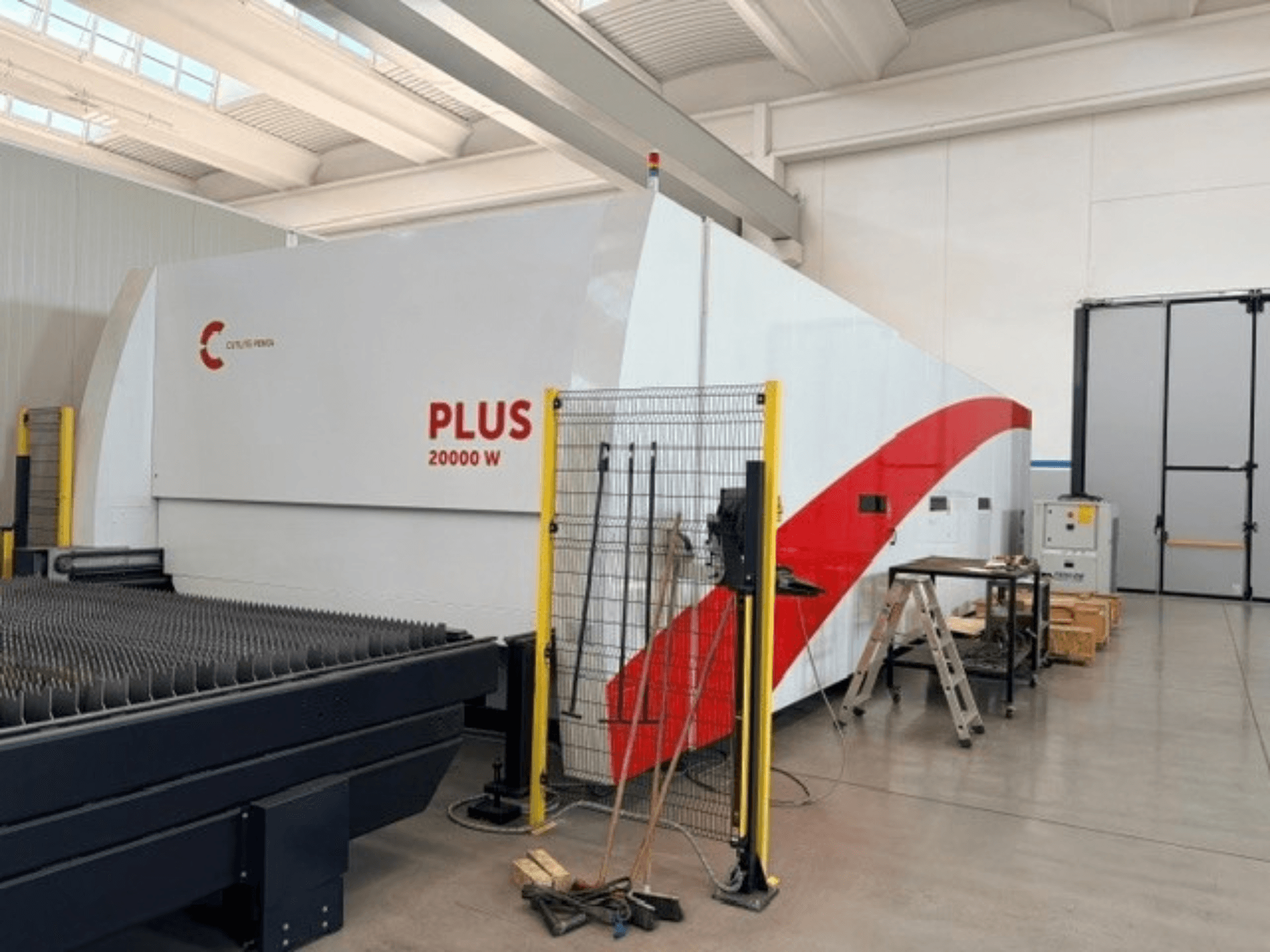 CUTLITE PENTA PLUS LM 9030 fiber lazer kesim makinesi, yandan görünüm; 20.000 W gücü gösteren, koruyucu çit ve çalışma alanı ile birlikte.
