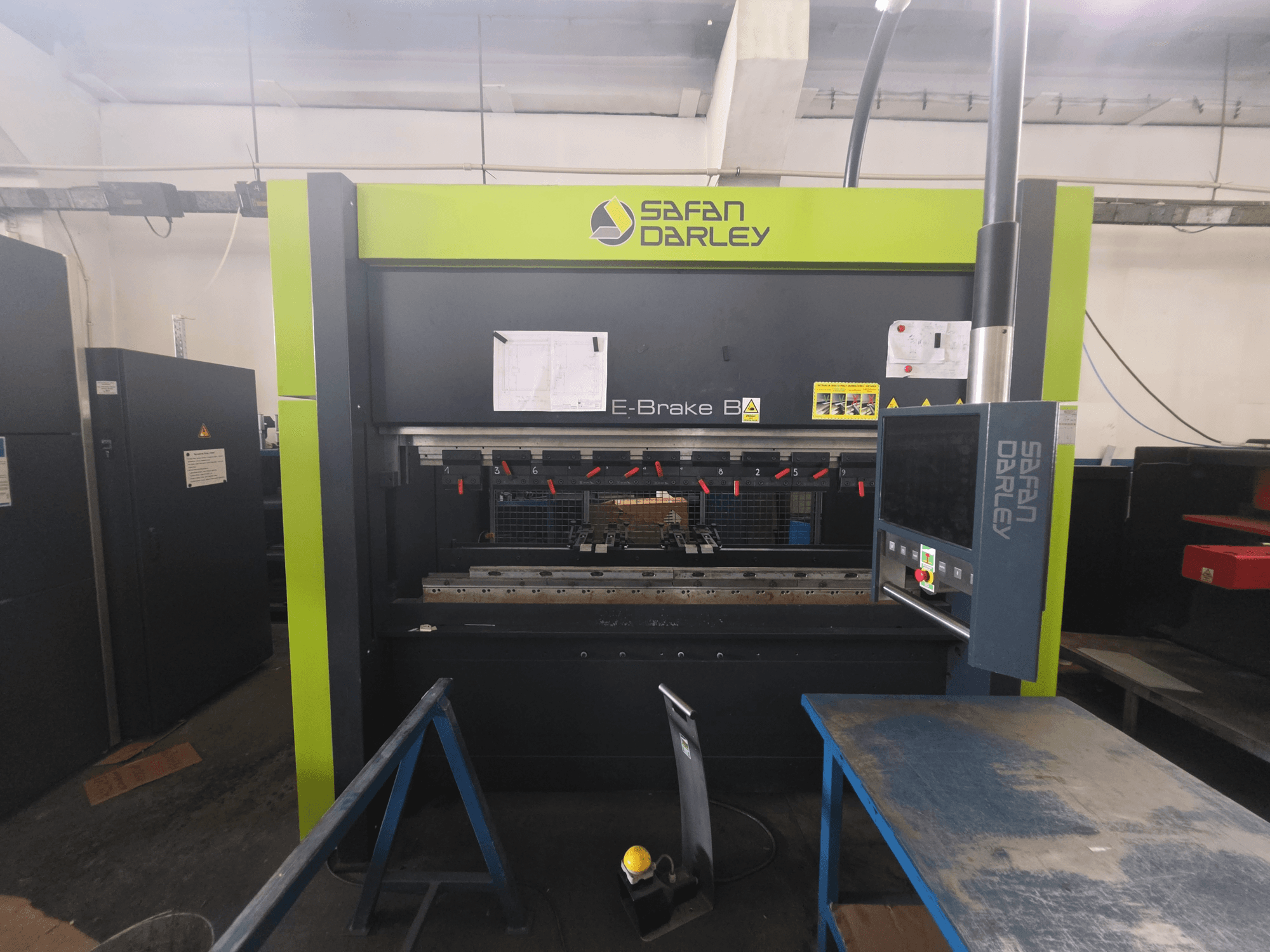 Önden bakıldığında, kontrol paneli, kelepçeler ve ekranda görüntülenen teknik özellikleri görülen SAFAN E-Brake B 50-2050 pres fren makinesi.