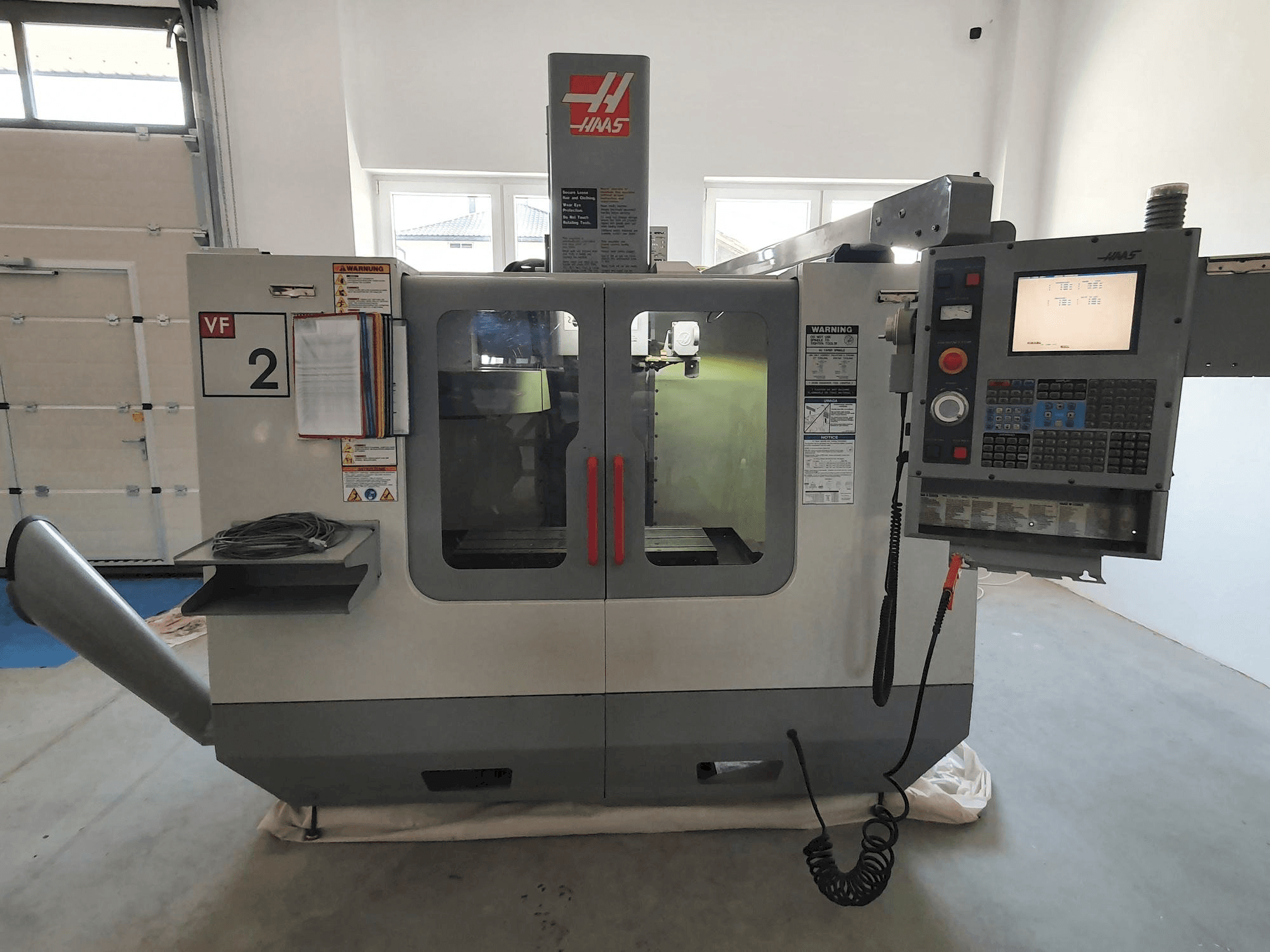 Makine HAAS VF-2BHE - Önden görünüm