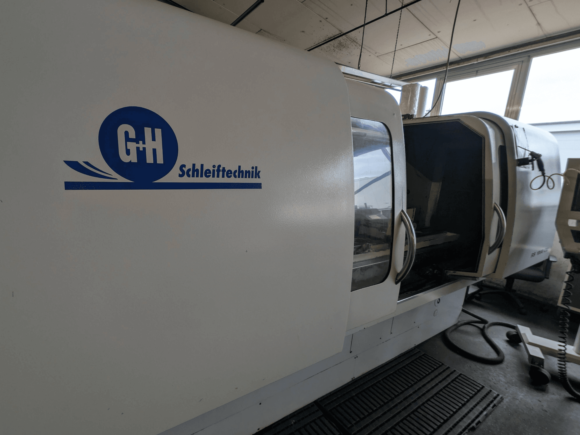 GEIBEL & HOTZ RS 1000 CU silindirik taşlama makinesi, kontrol panelini ve açık erişim kapısını gösteren yandan görünüm.