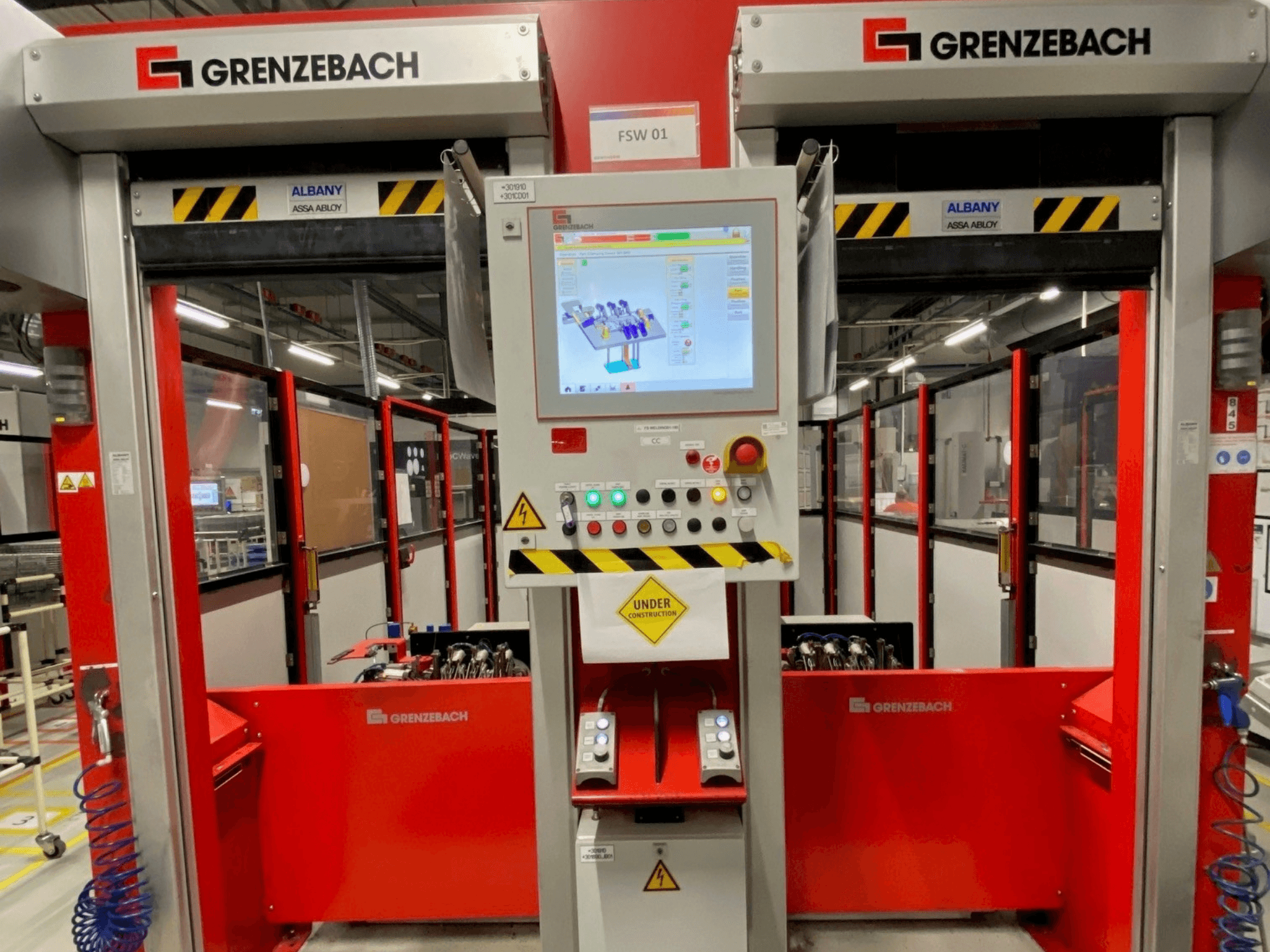 GRENZEBACH FSW GenRob 01 robot kolunun önden görünümü; dokunmatik ekranlı bir kontrol paneli ve çeşitli çalıştırma düğmeleri bulunmaktadır.