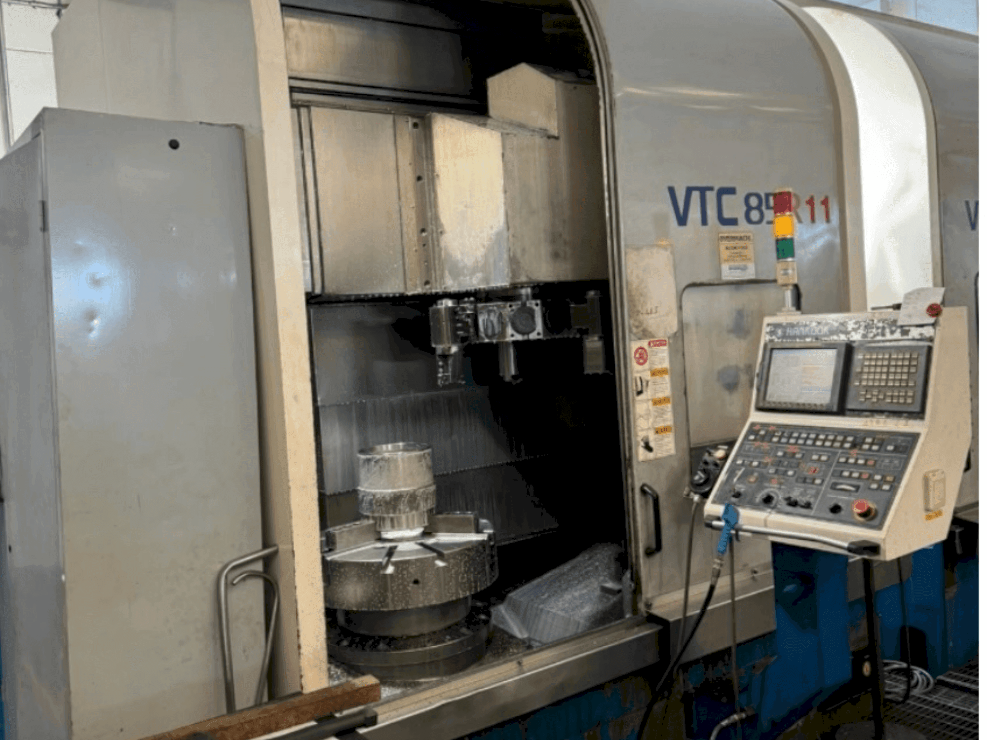 Makine HANKOOK VTC 85 - Önden görünüm