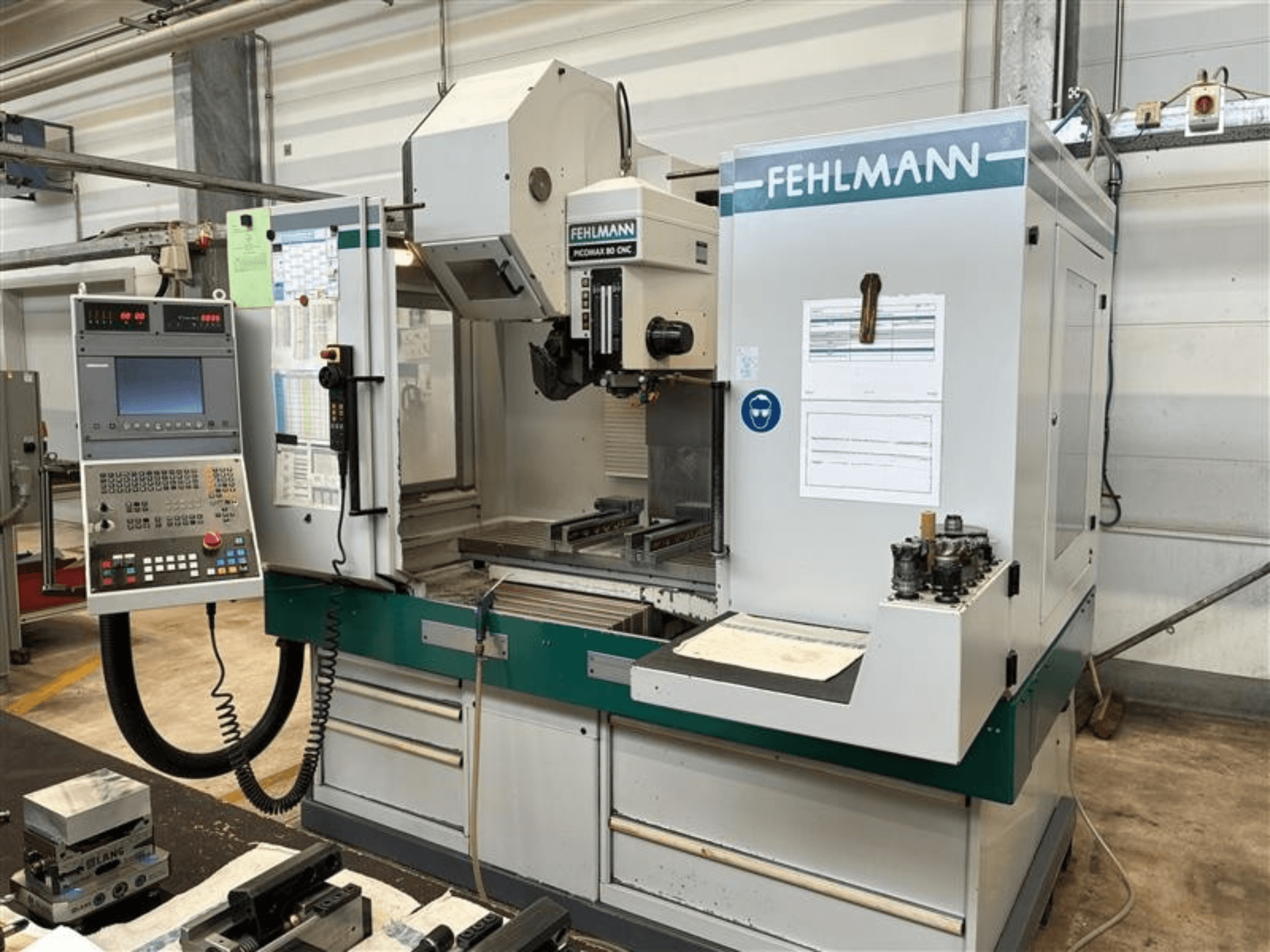 FEHLMANN PICOMAX 80 CNC-W 2/3 dikey işleme merkezi, kontrol paneli ve işleme çalışma alanı ile birlikte önden görünüşü.