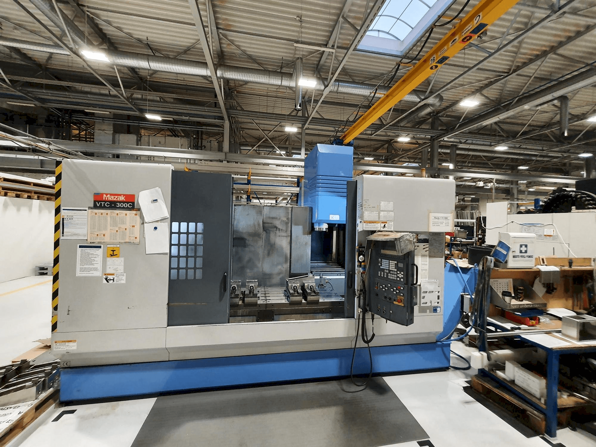 Makine Mazak VTC-300C - Önden görünüm