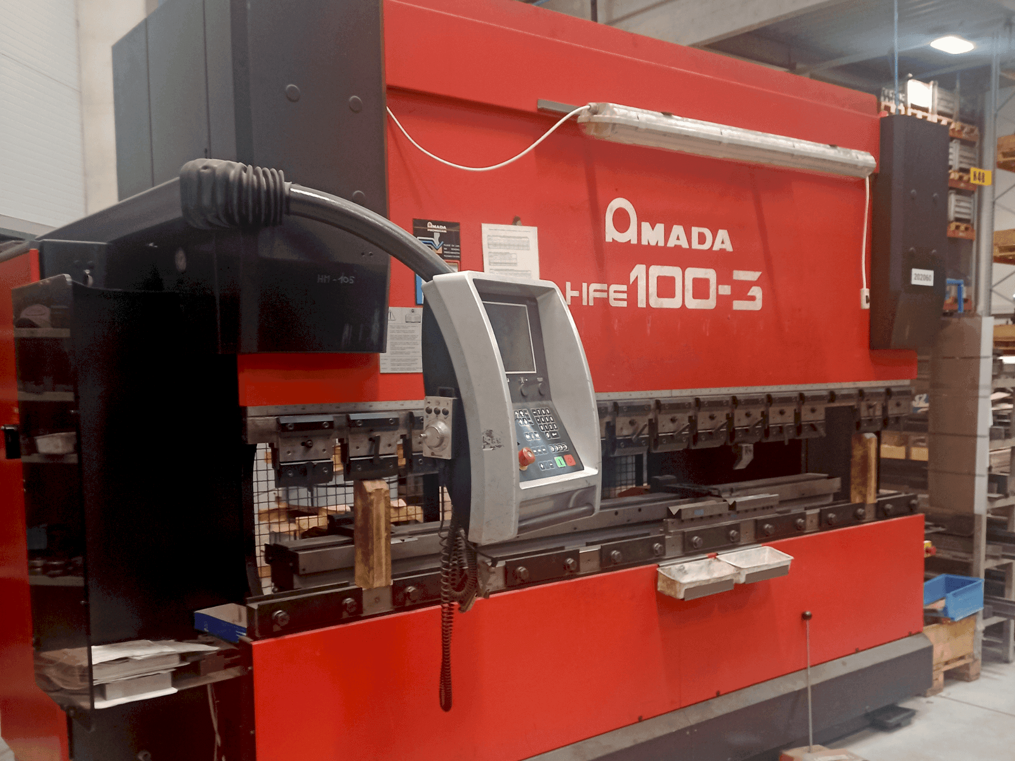 Makine AMADA HFE 100-3 - Önden görünüm