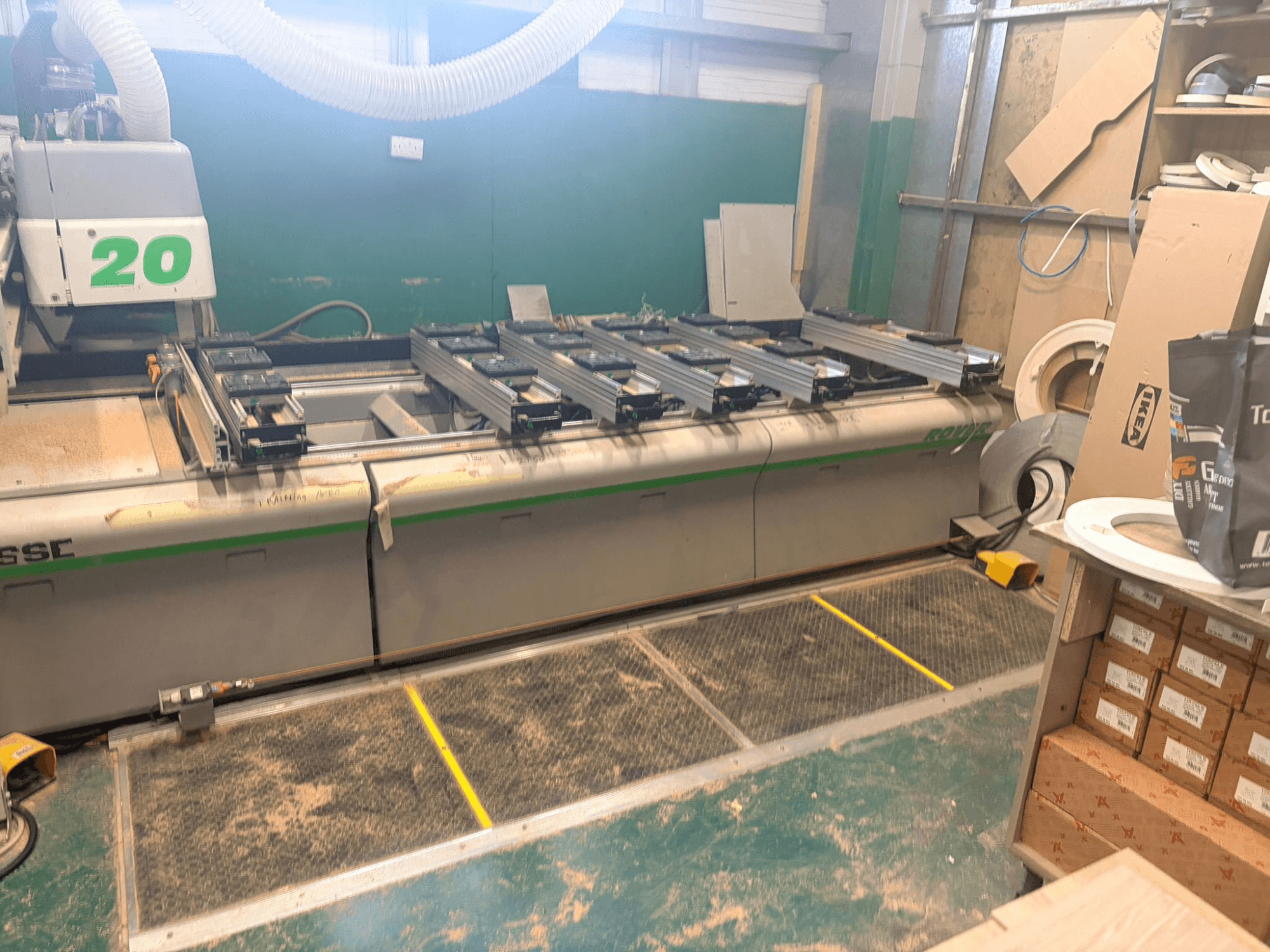 CNC ahşap işleme merkezi BIESSE ROVER 20, önden görünüm, ray sistemi, kontroller ve yüzeyde görünen talaş.