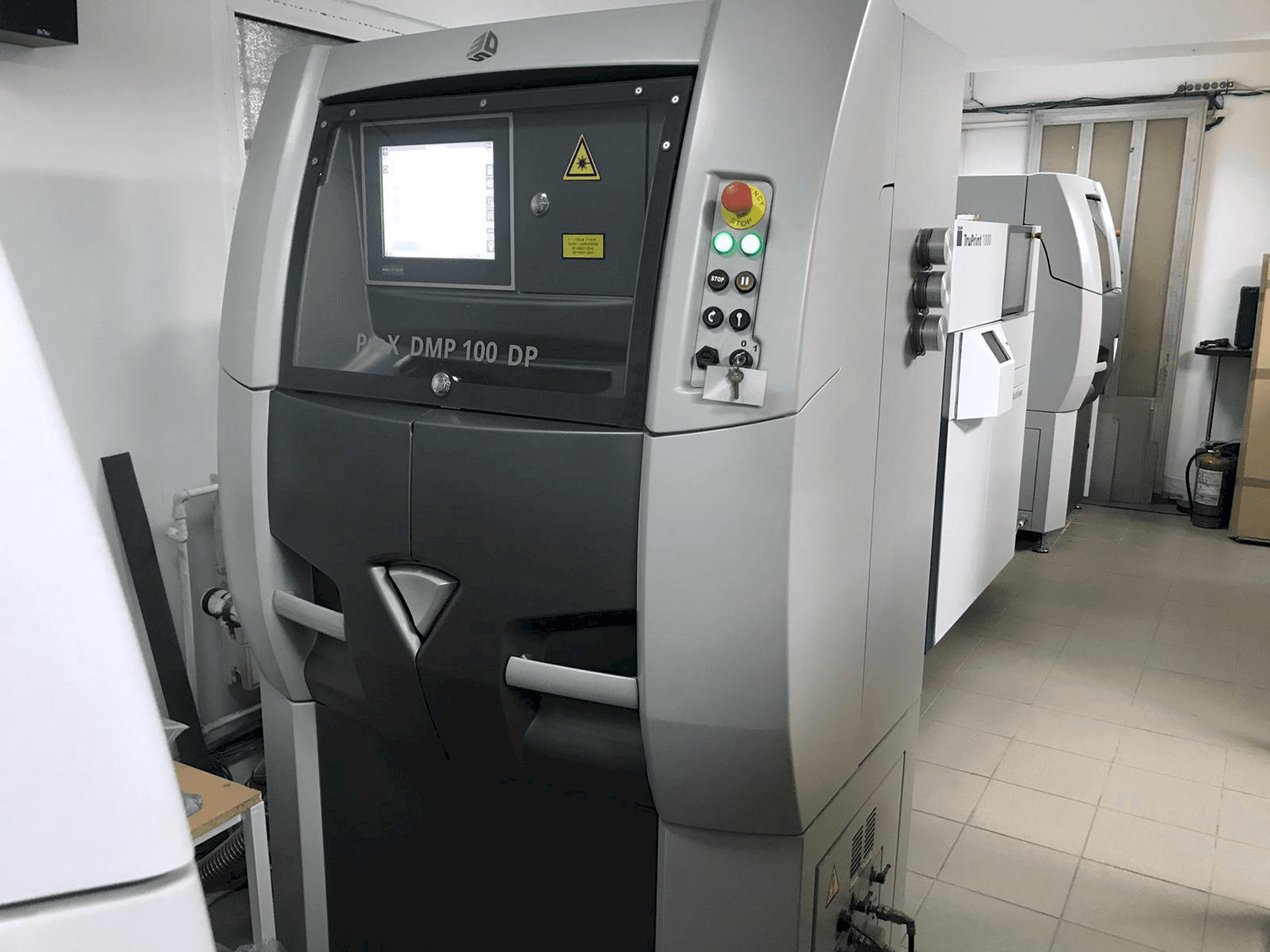 Makine 3D SYSTEMS ProX DMP 100 - Önden görünüm