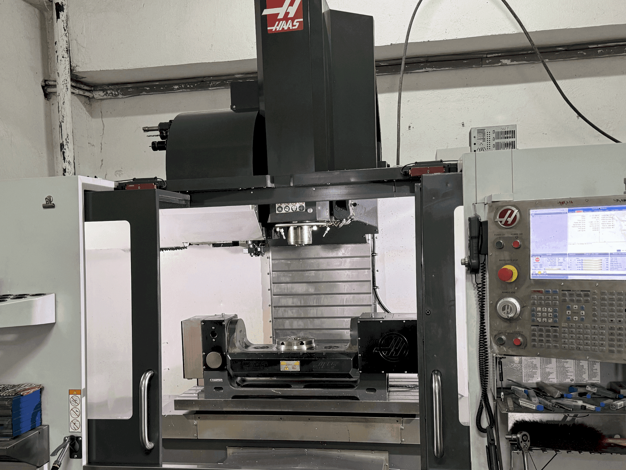 Makine HAAS VF-5/40TR - Önden görünüm