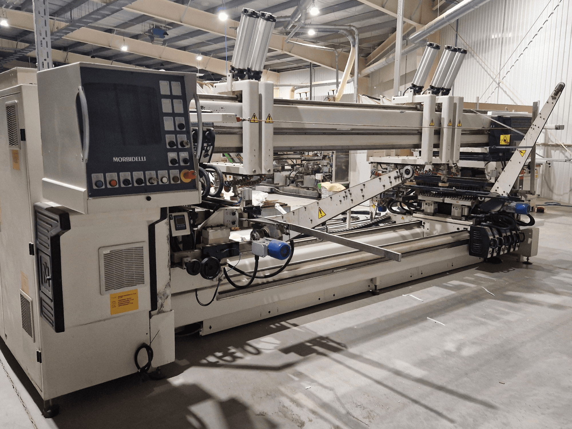 Çok milli delme makinesi SCM Morbidelli Zenith F2, atölye ortamında kontrol panelini ve mekanik bileşenleri gösteren yandan görünüm.