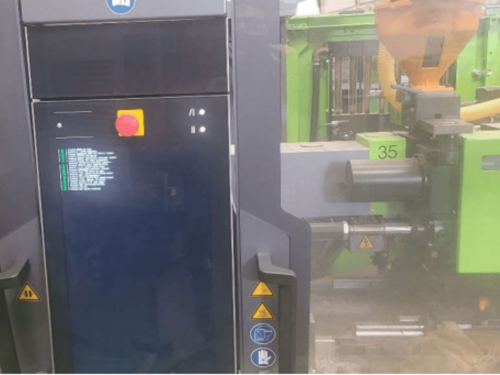 Engel Victory 320/80 spex hidrolik enjeksiyon kalıplama makinesi, kontrol paneli ve yeşil enjeksiyon ünitesini gösteren önden görünüm.