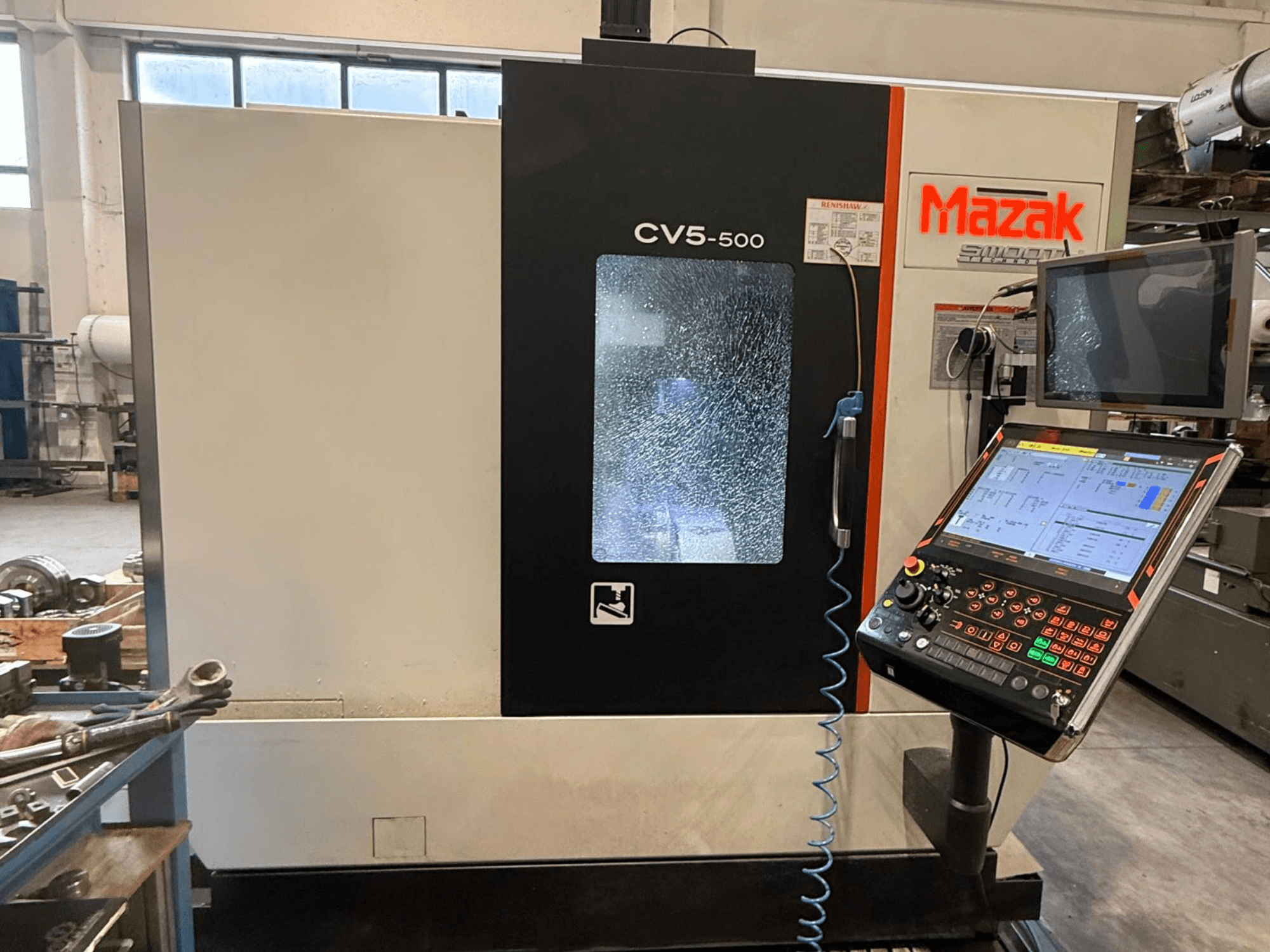 Mazak CV5-500 dik işleme merkezi, kontrol paneli ve ekran ile önden görünüm, operasyonel ayarları ve arayüzü gösterir.