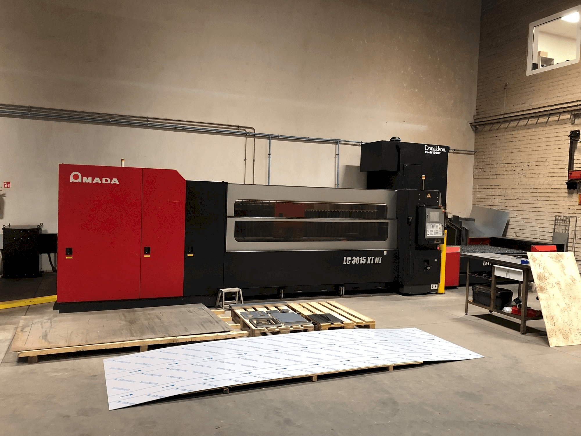 Makine AMADA LC-3015 X1 NT - Önden görünüm